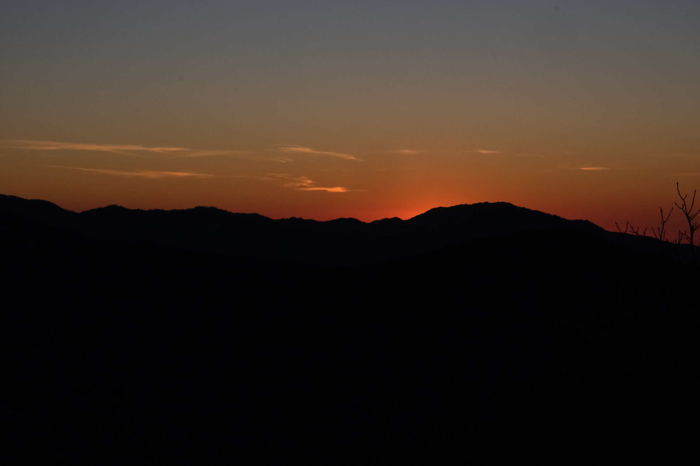 tramonto sui monti abruzzesi