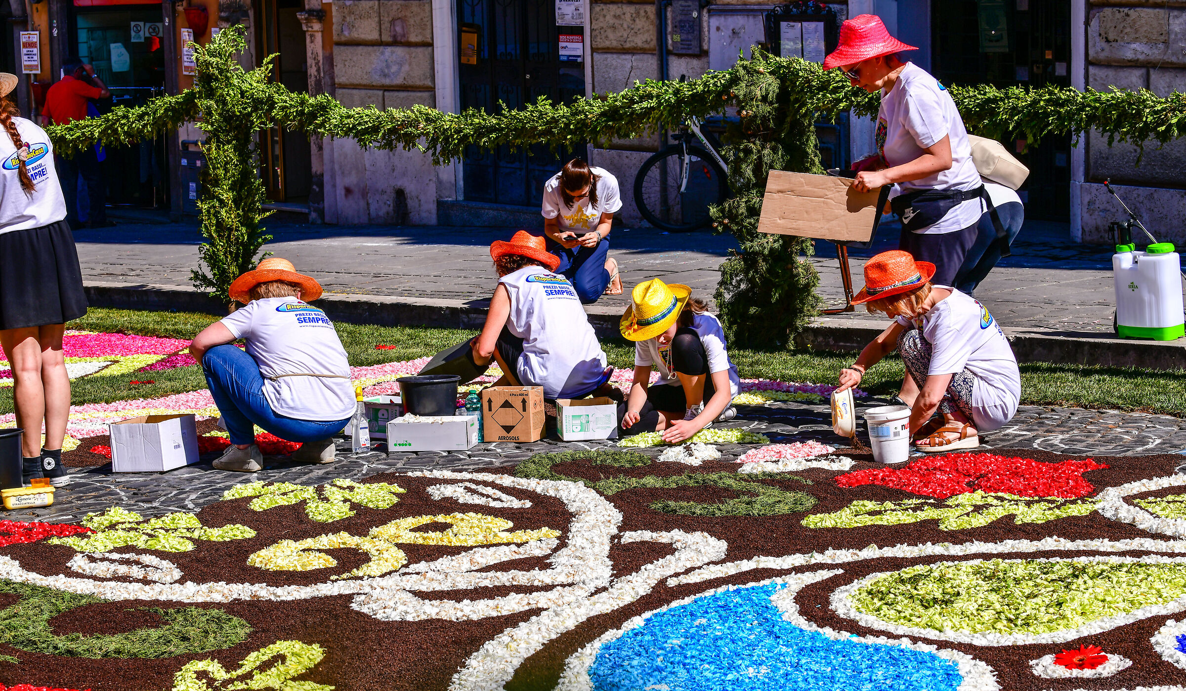 Genzano (Rm)-At work for the flower display of 2022