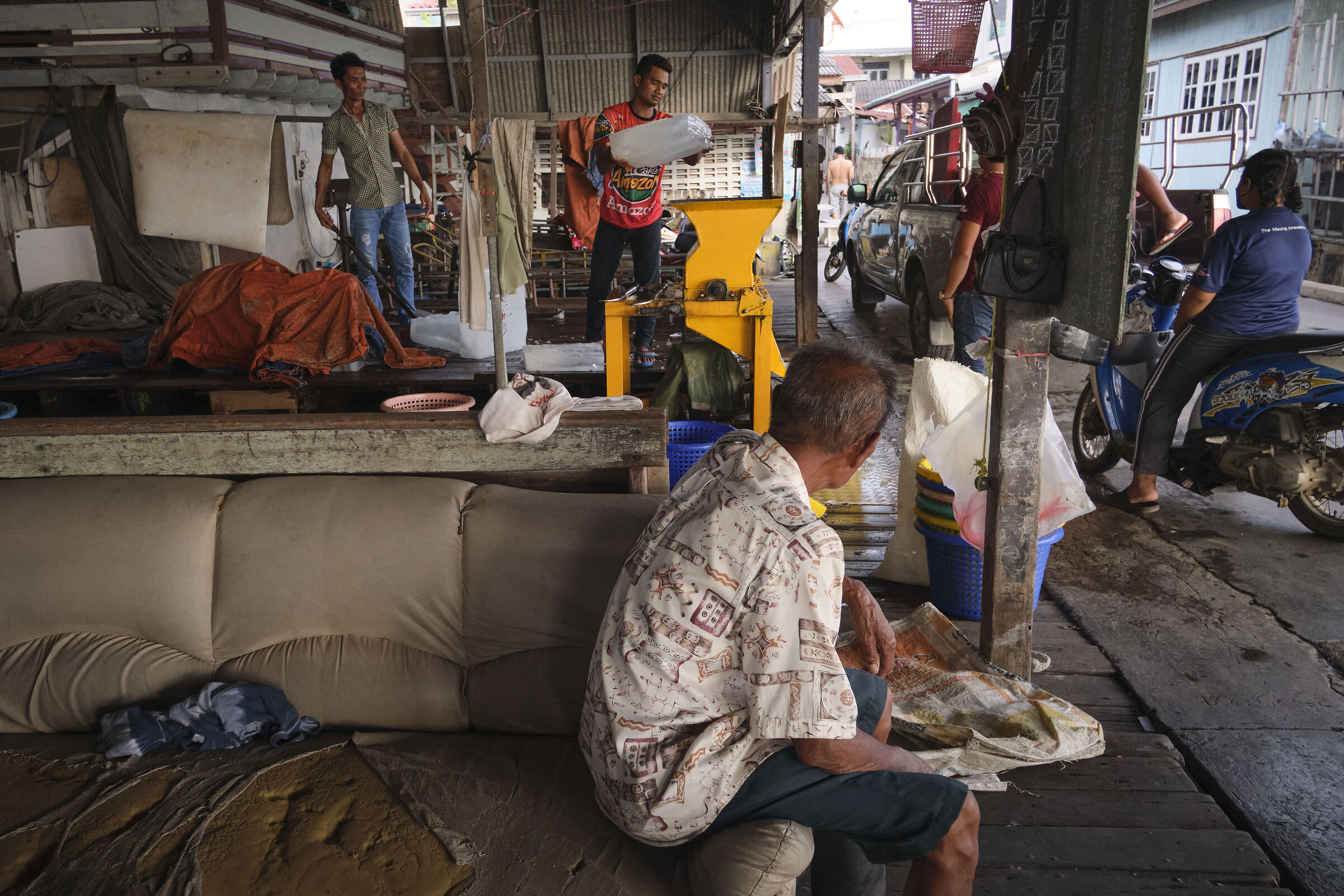 Waiting at the ice shop