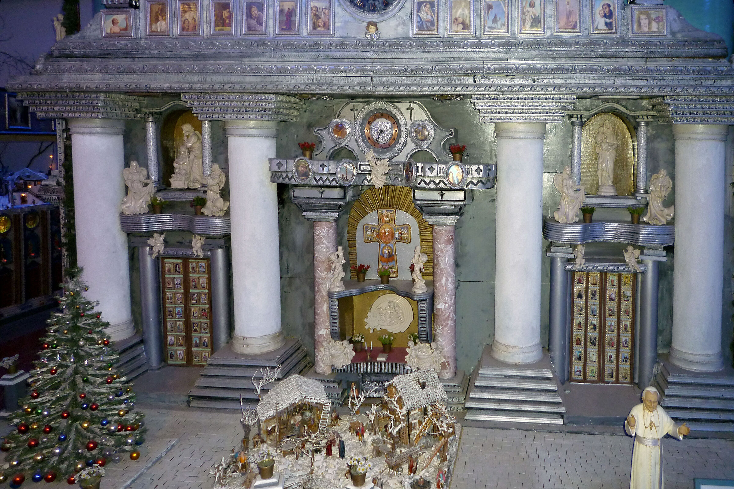 Plastico di facciata di basilica con presepe e Papa