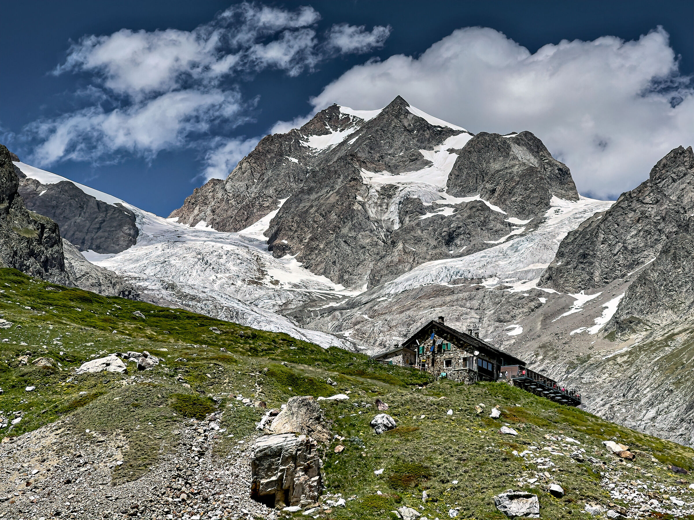 Rifugio Elisabetta and Aiguille du Trelatete