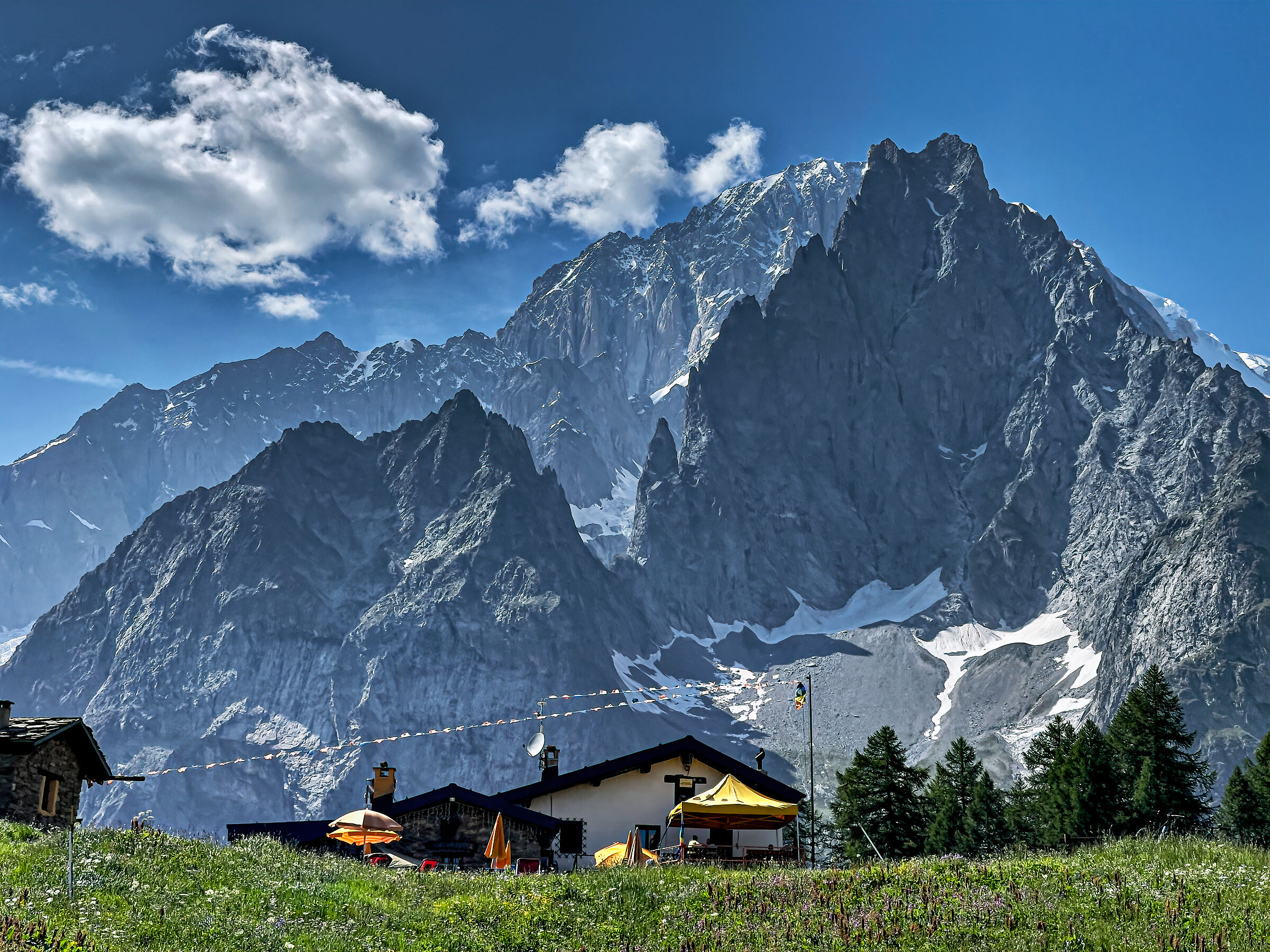 Refuge Maison Vieille and Aiguille de Peterey