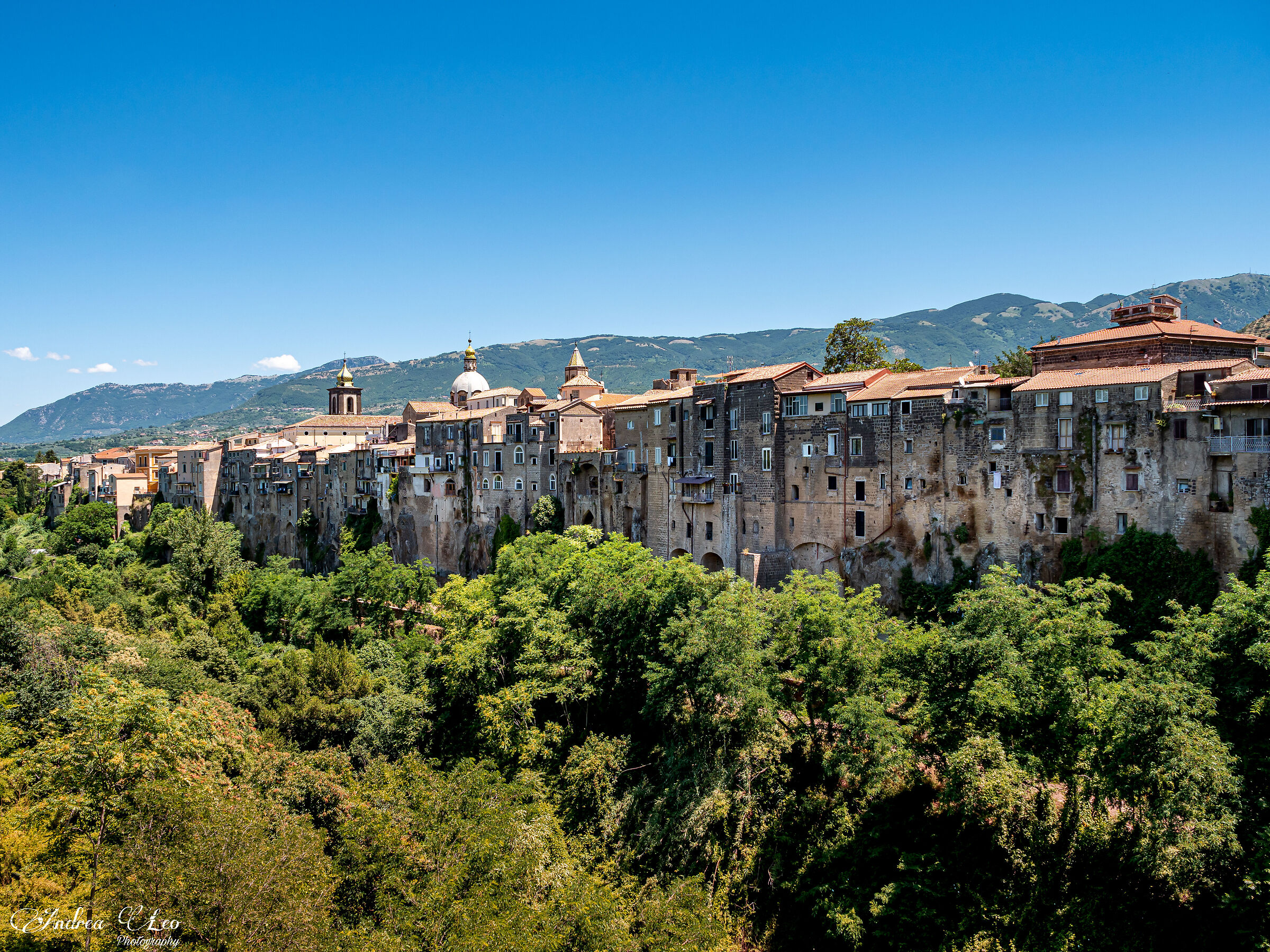 Sant'Agata dé Goti - Storia di mura su tufo