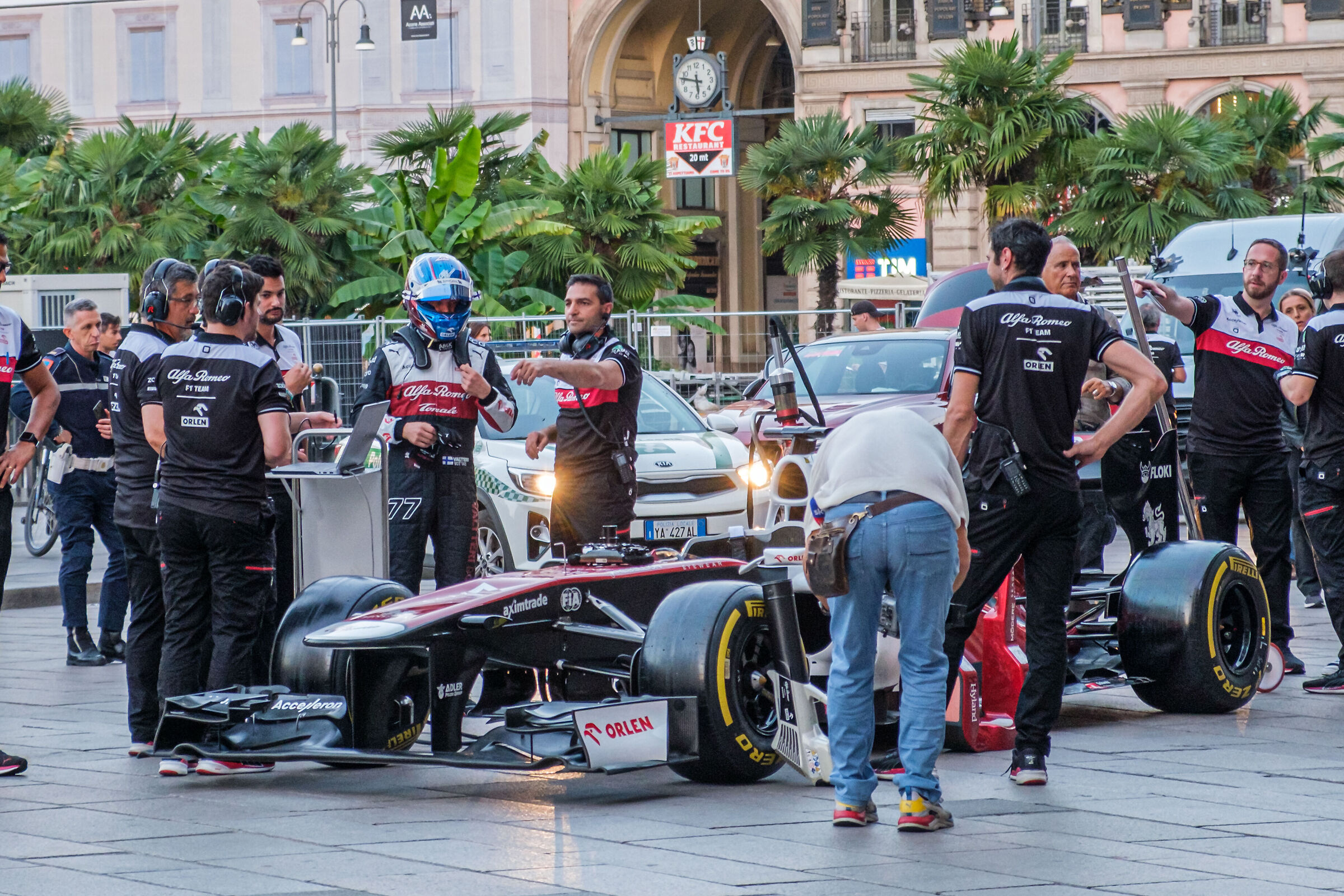 Bottas and F1 Alfa Romeo in Duomo