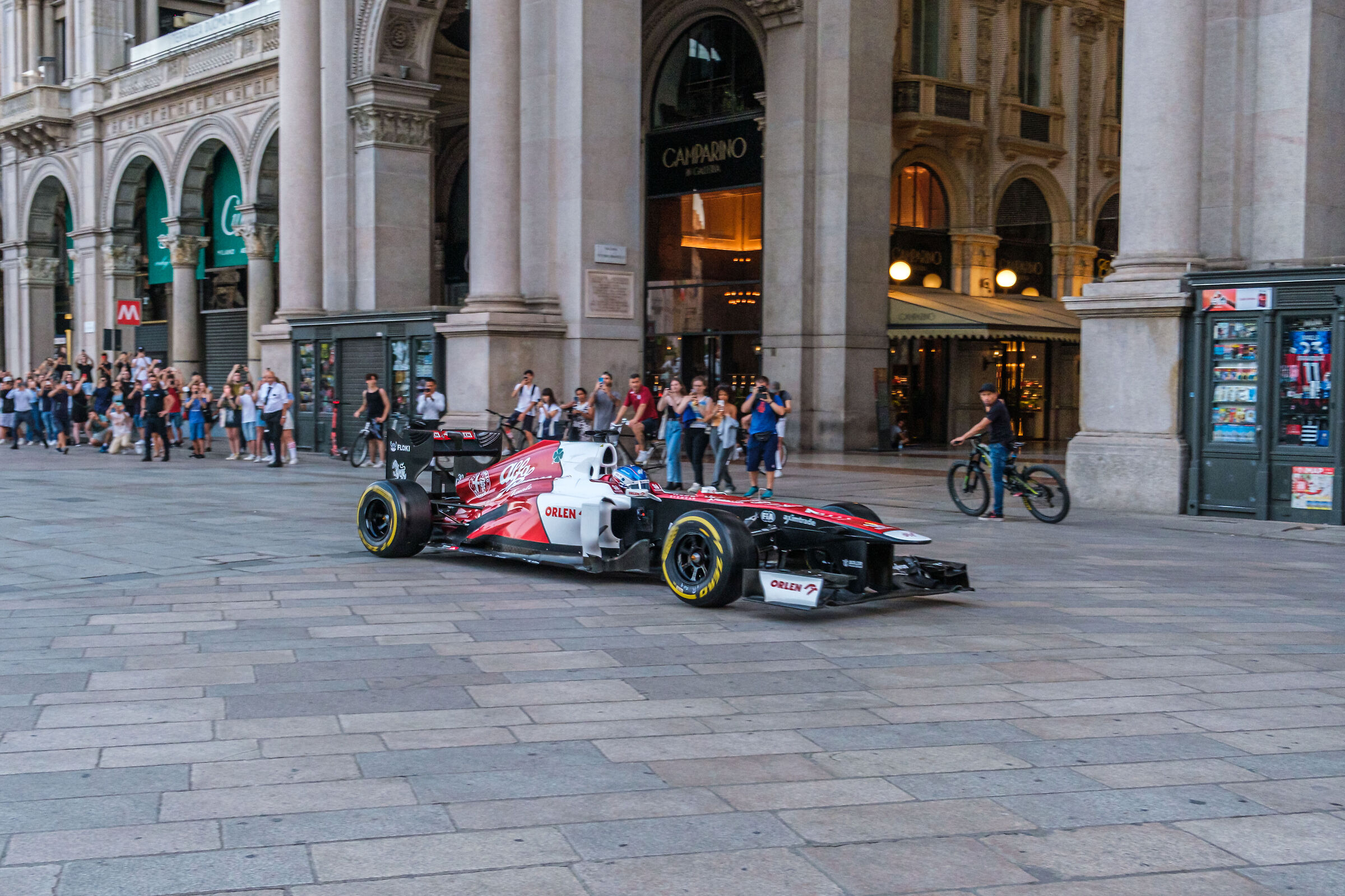 Bottas and F1 Alfa Romeo in Duomo