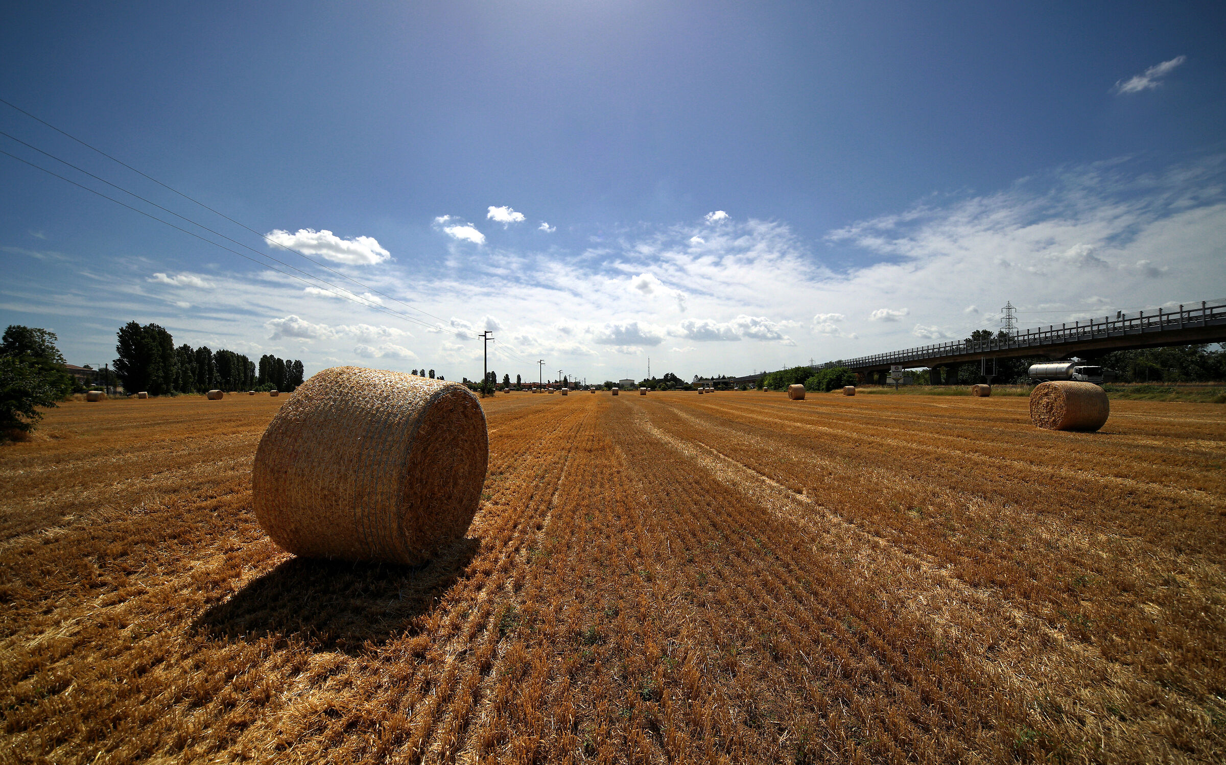 "Balle di fieno" o "rotoballe" dietro ca...
