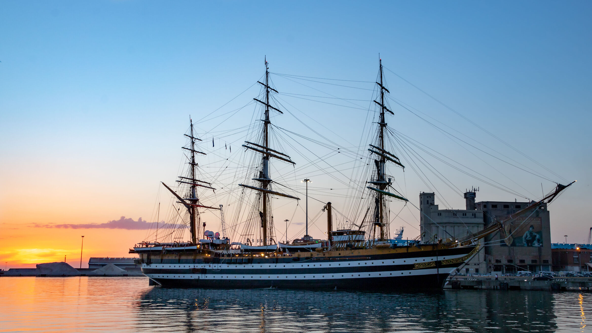 L'Amerigo Vespucci ormeggiata al porto di Livorno