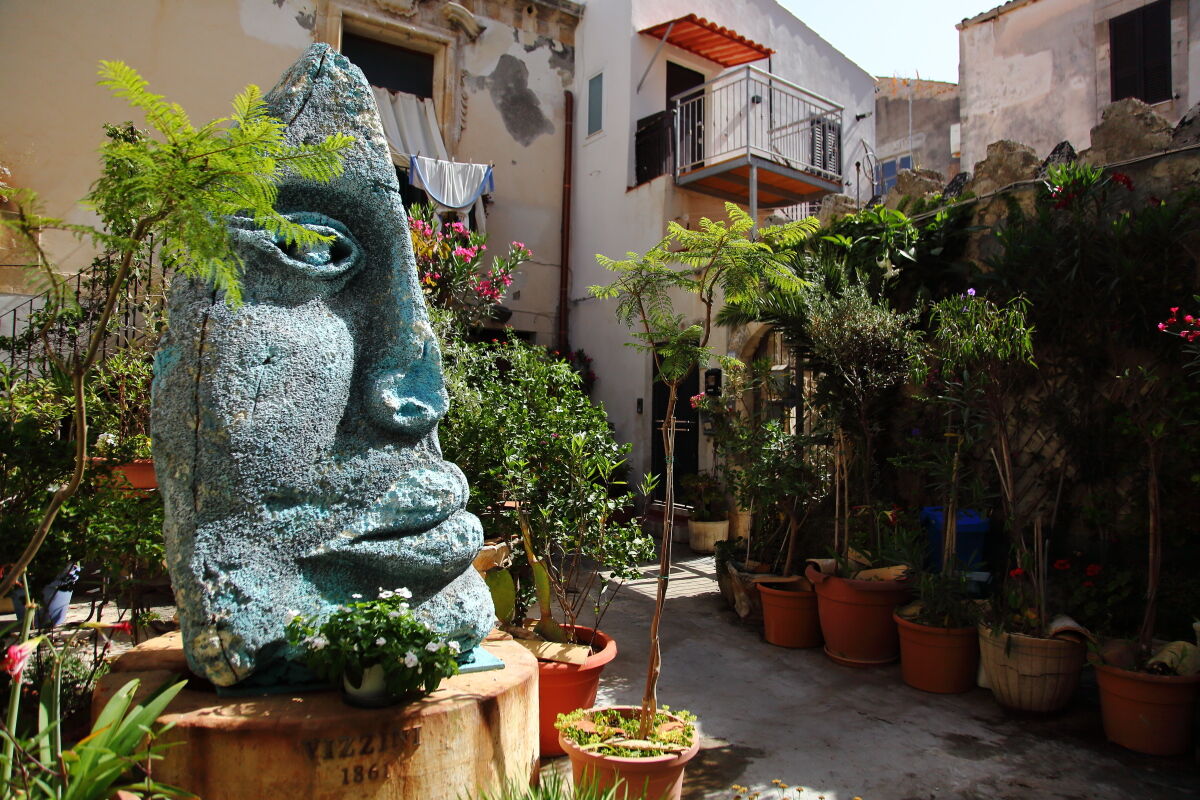 Among the courtyards of Ortigia