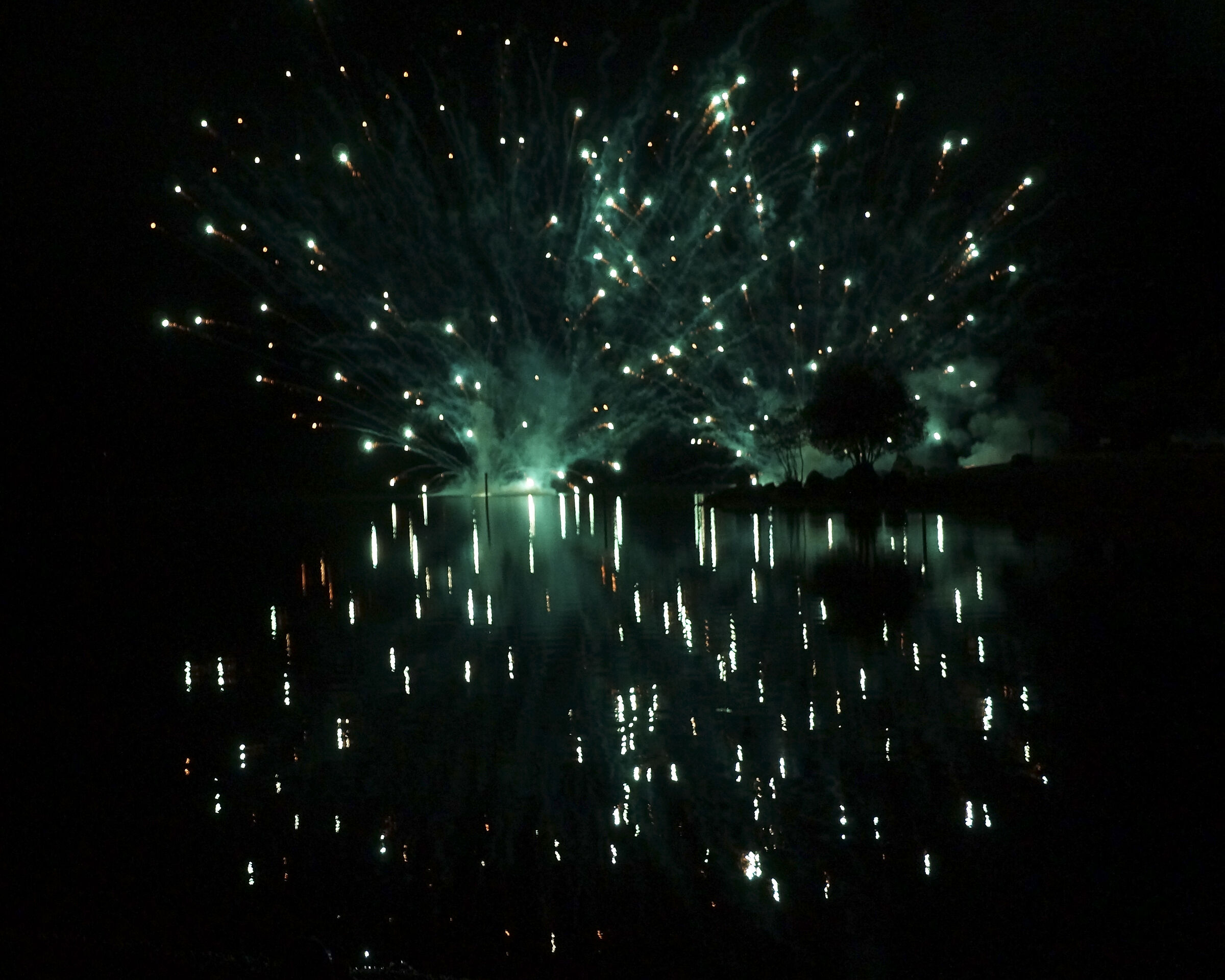Molveno fuochi artificiali riflessi sul lago