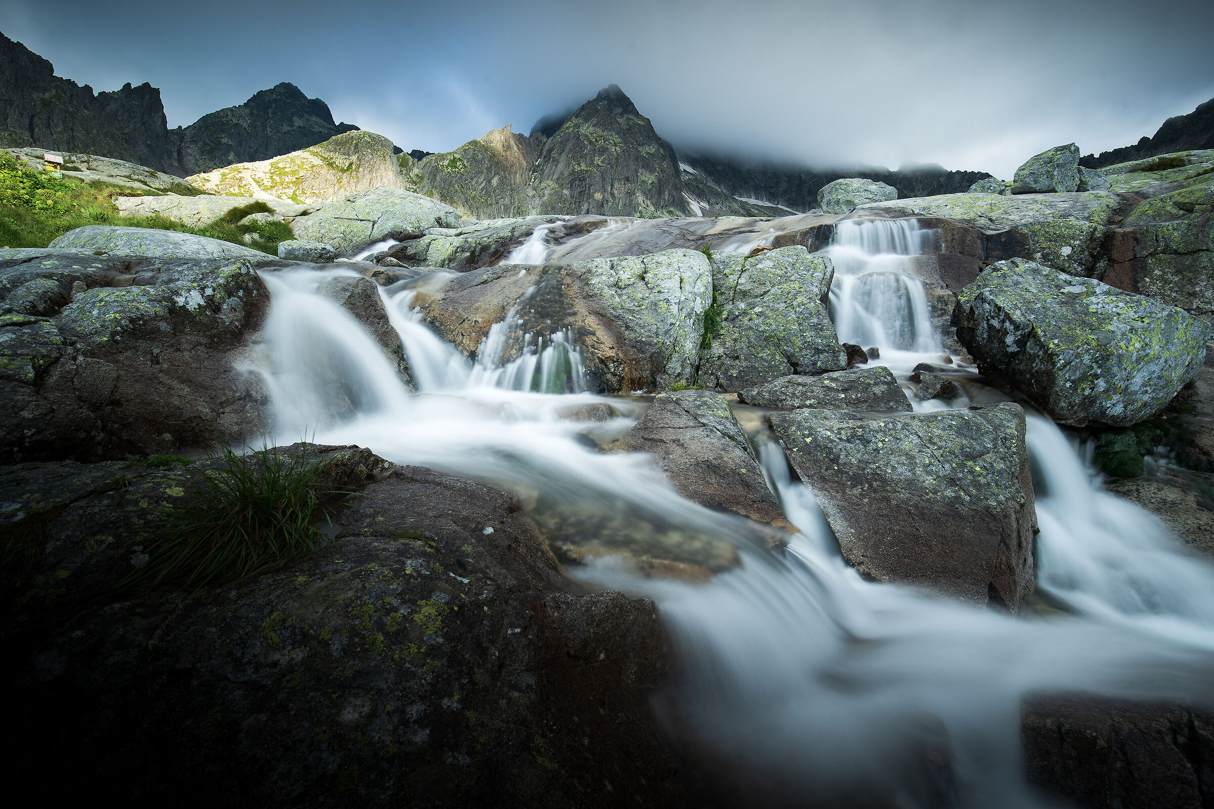 Cascata in montagna.