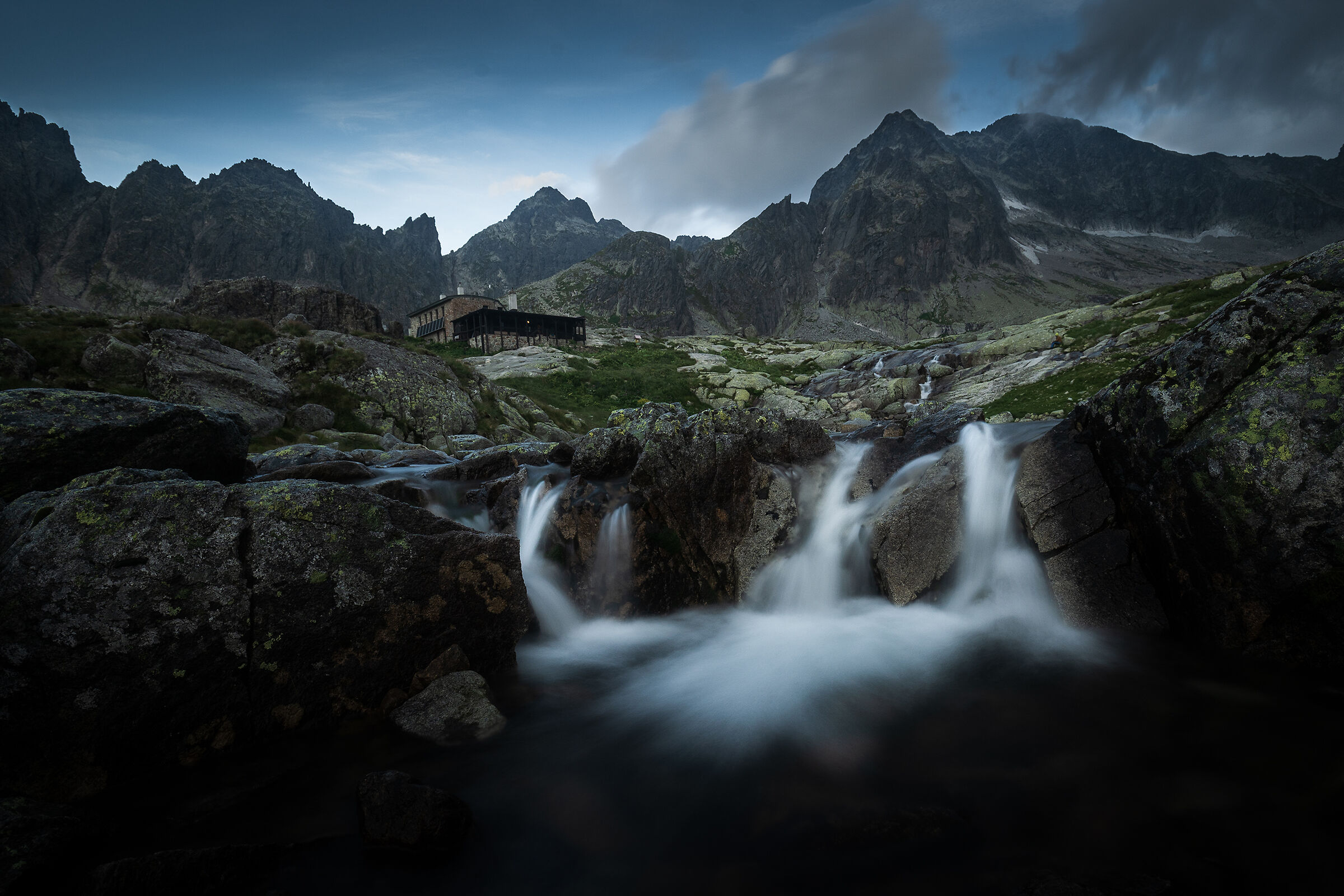 Cascata in montagna.