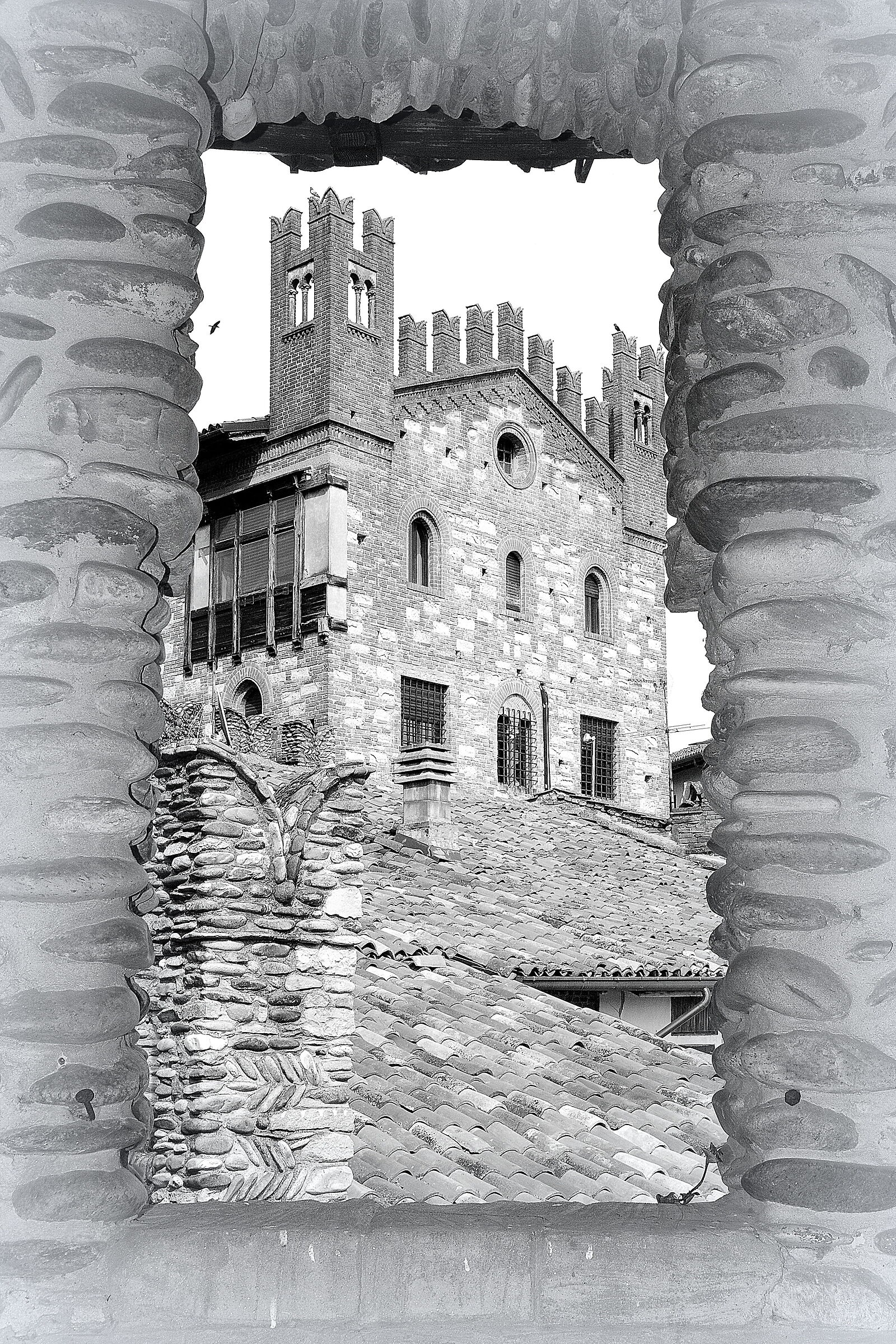 Castello con cornice di pietra