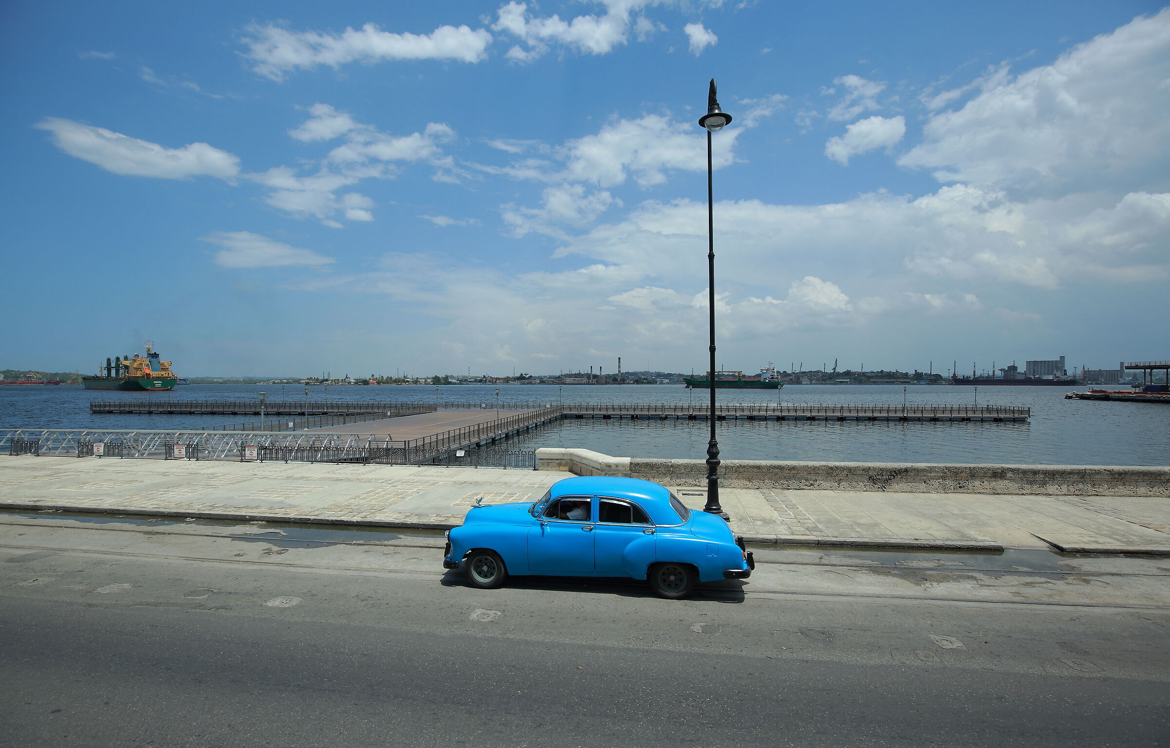 Azul en el muelle flotante