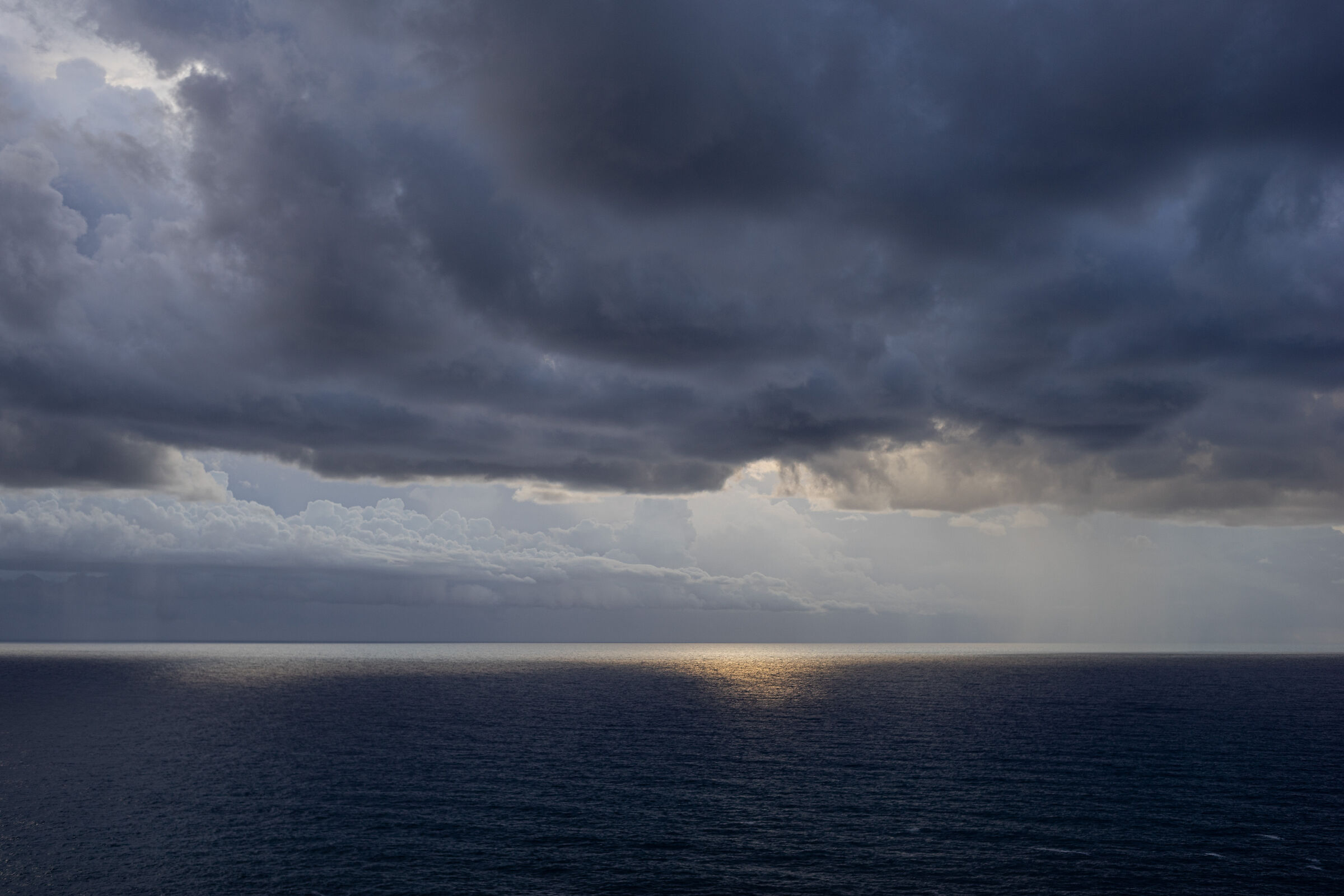 il sole allo specchio tra nuvole minacciose