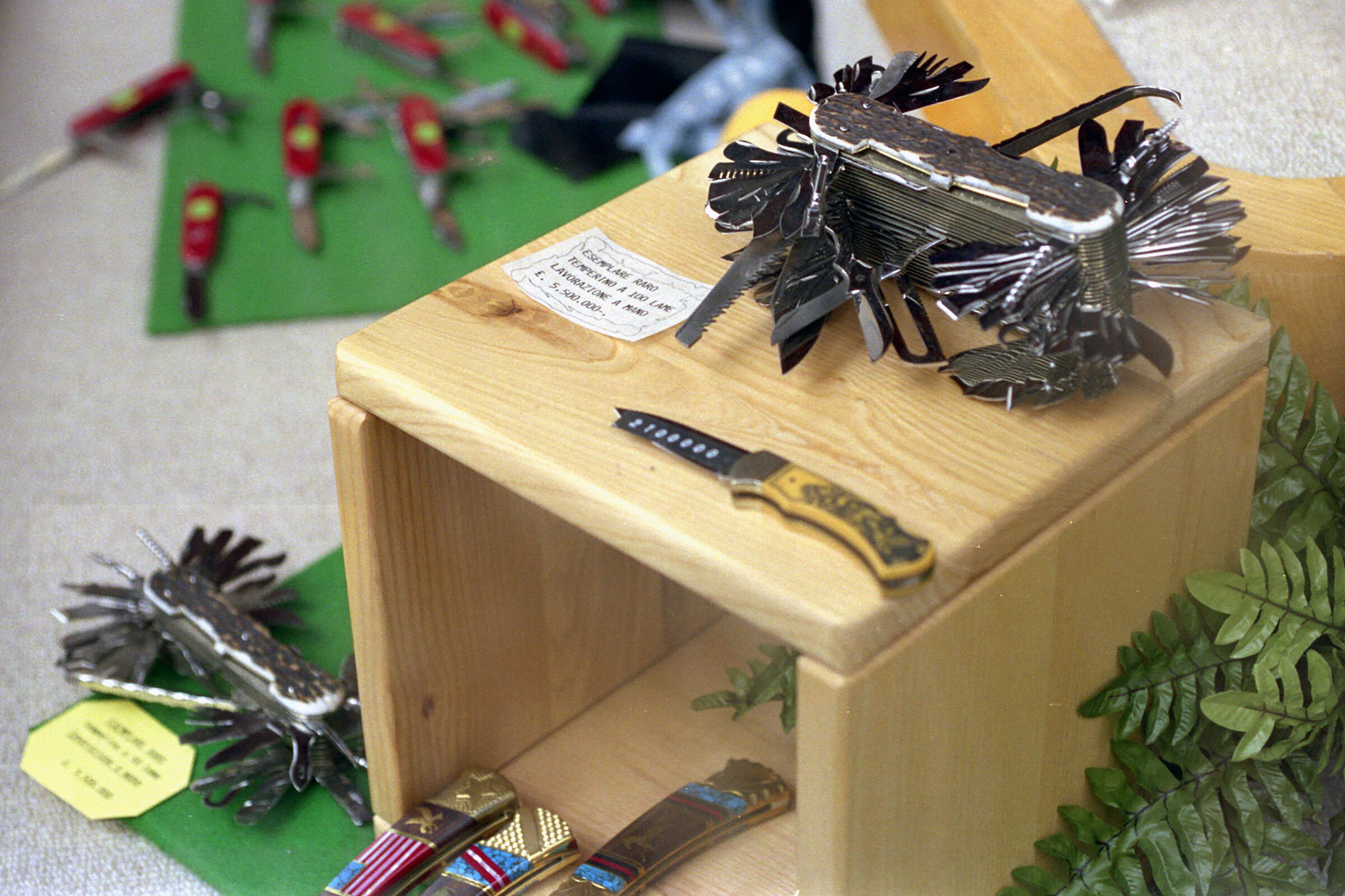 Cortina - showcase with Swiss army knives