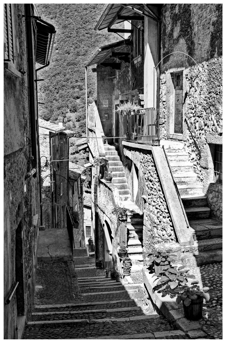Scanno 2022 - The alley with "Escher's stairs"