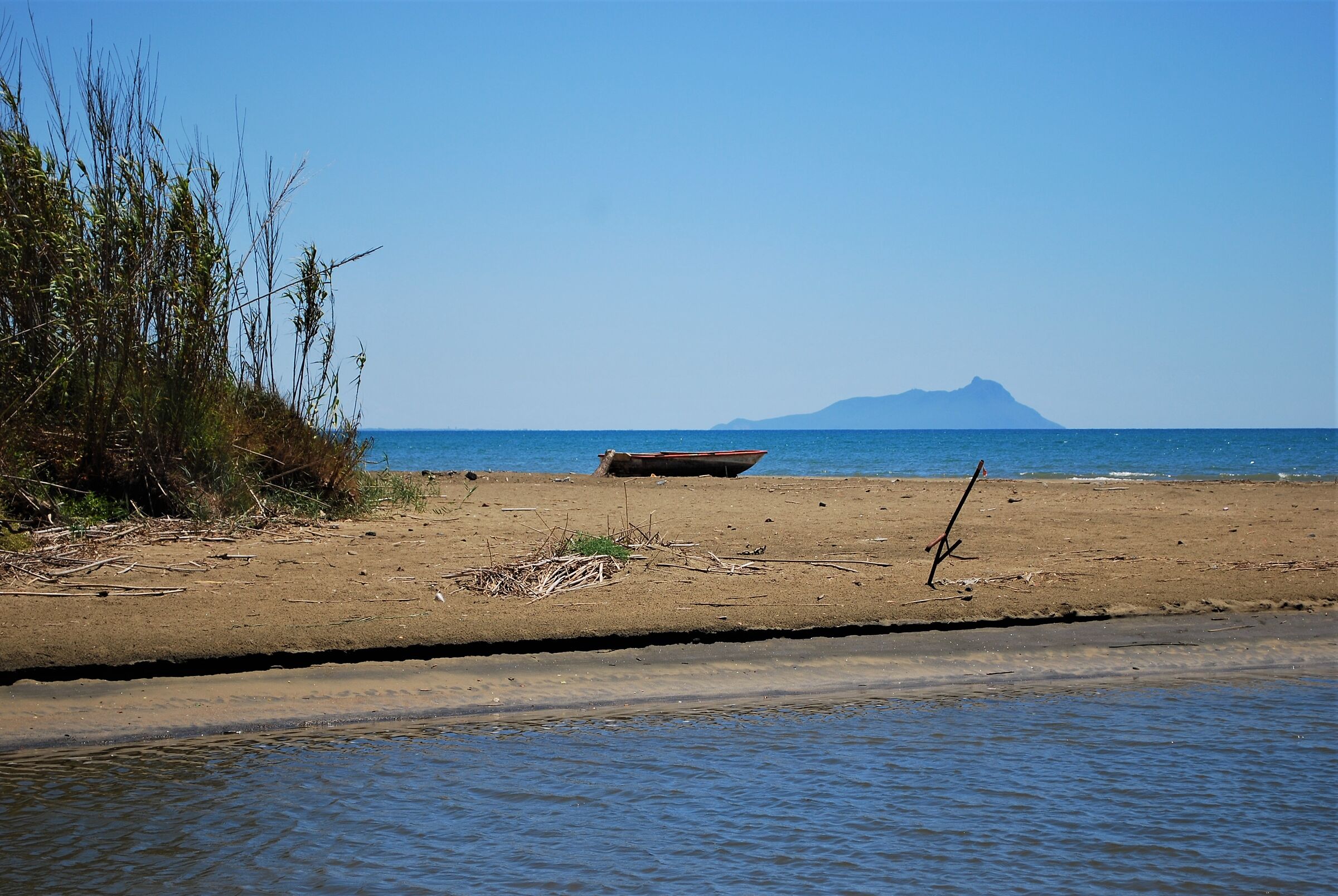 La foce dell'Astura, il Circeo sullo sfondo