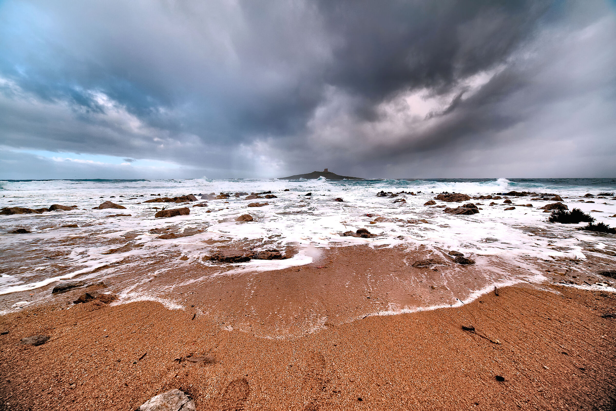 l' Isola e il mare agitato