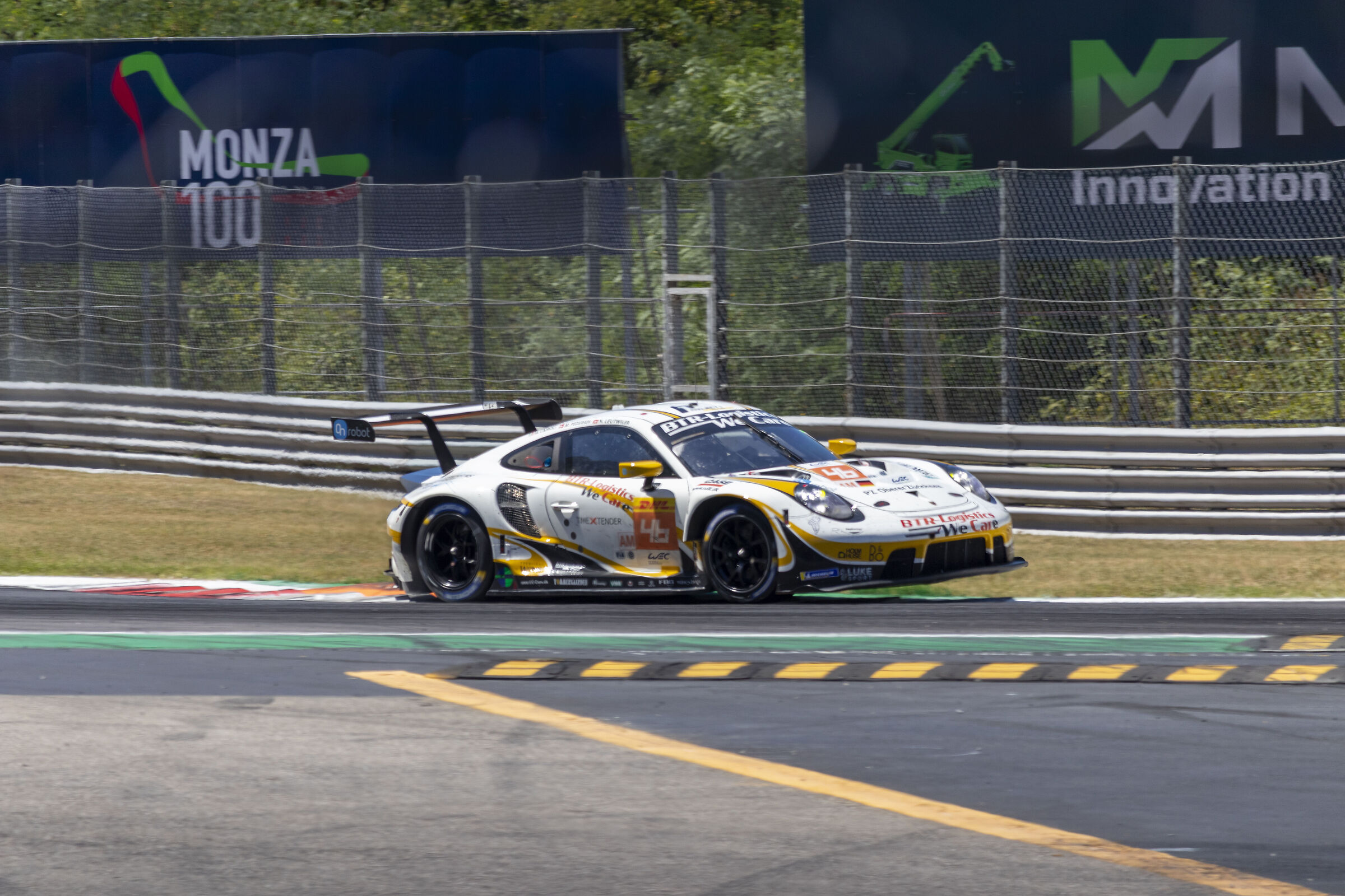 Porsche 911 in decollo - WEC 2022 Monza
