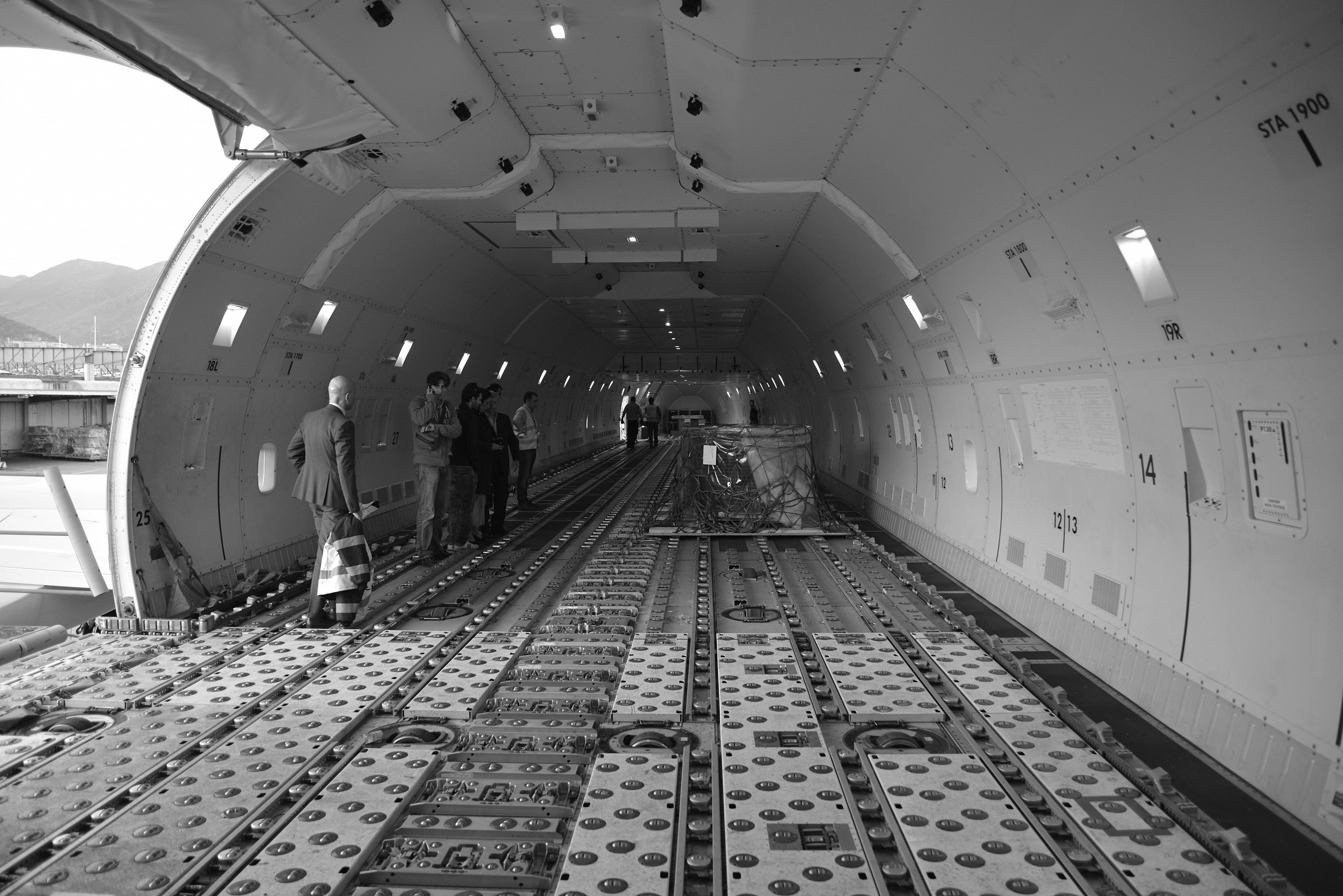 ventre di un boeing 747 - 400 cargo