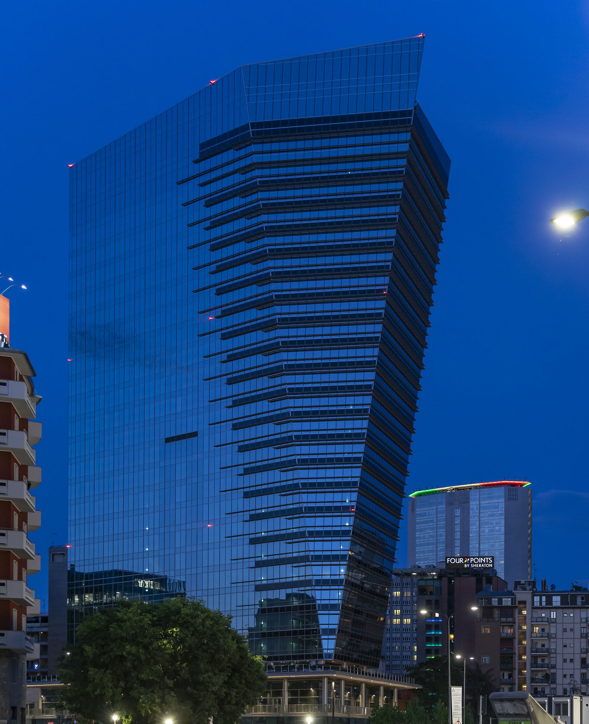 Torre Gioia 22 soprannominata "Scheggia di vetro" ...