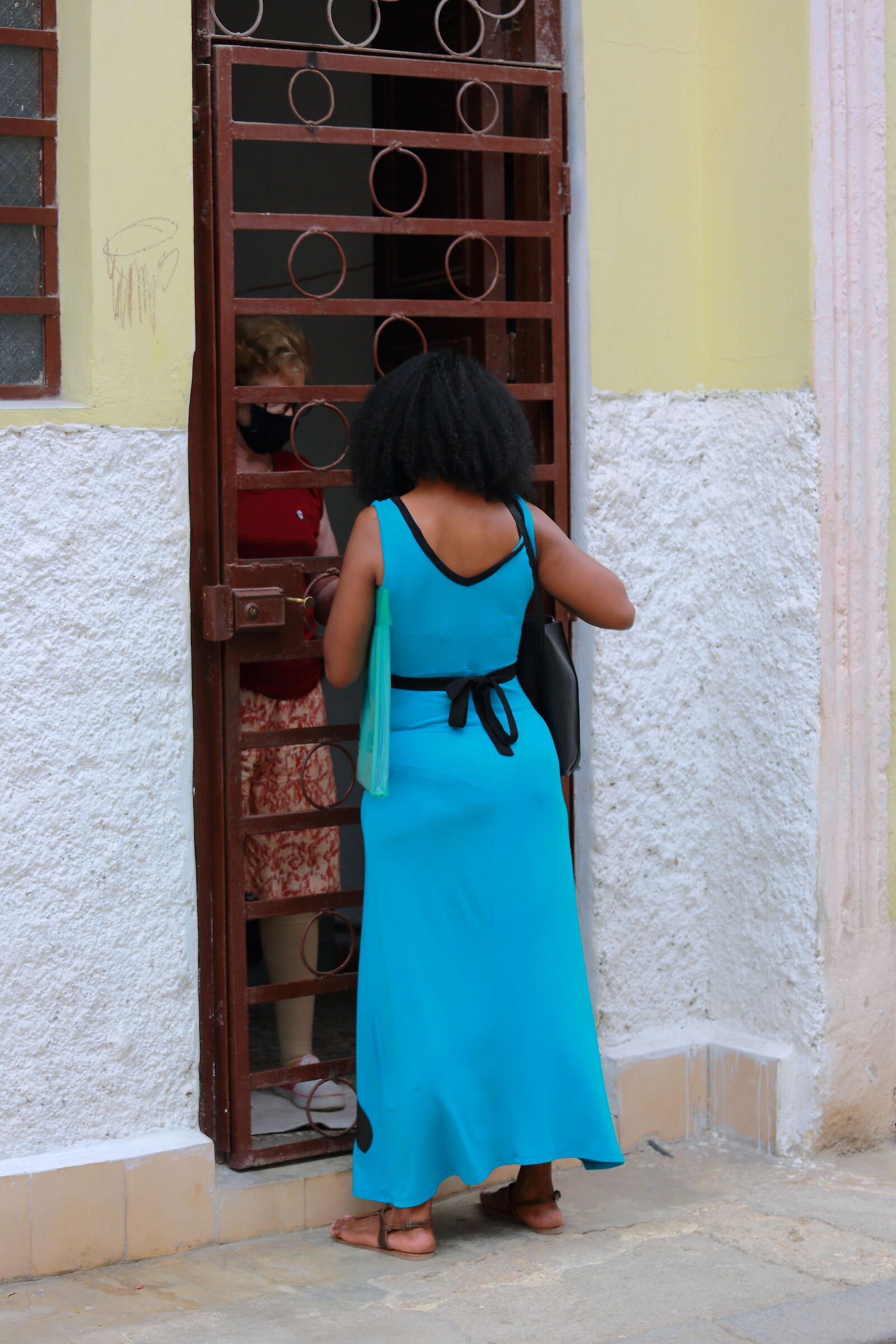 Dos palabras en la puerta de la calle