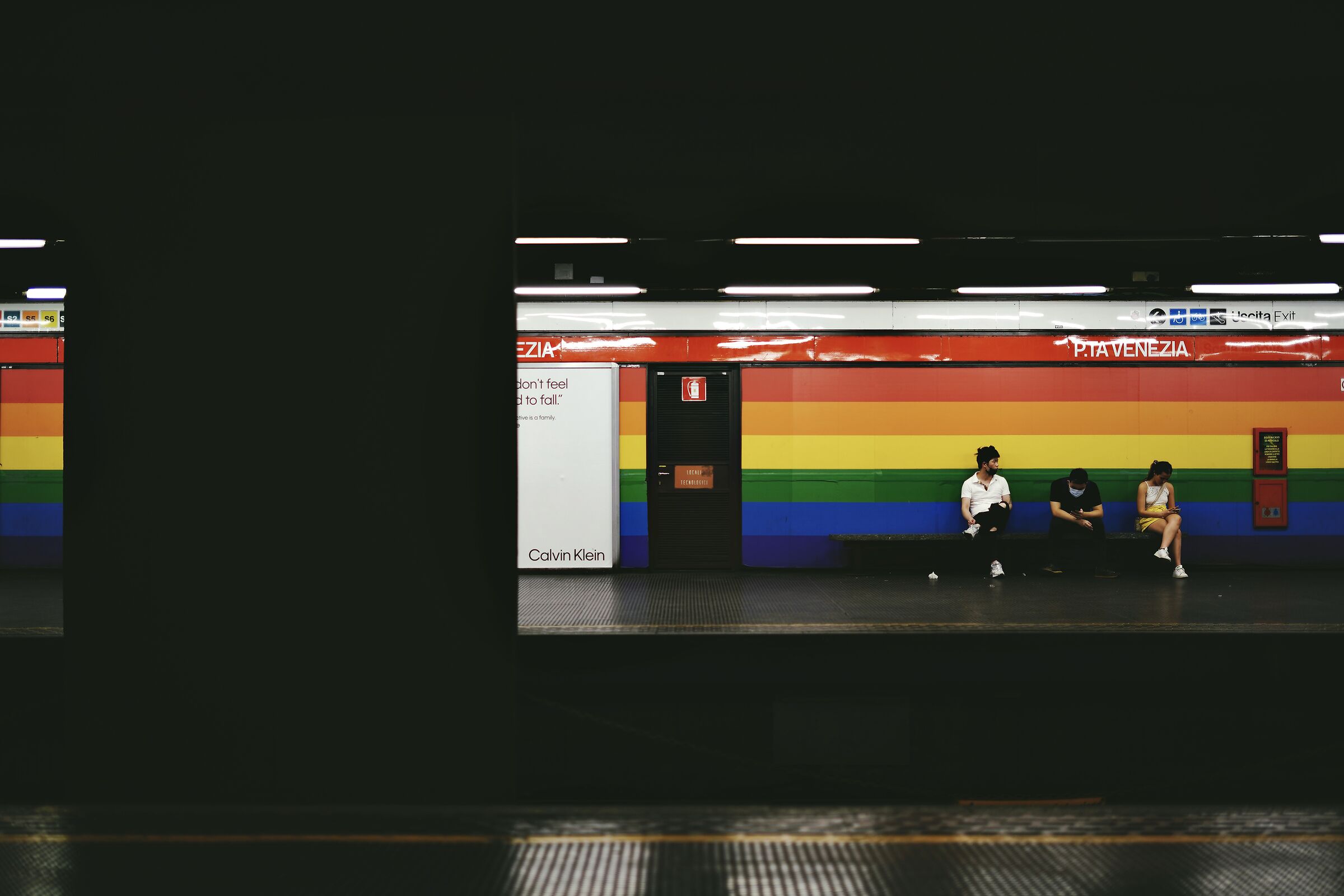 alla fermata della metro