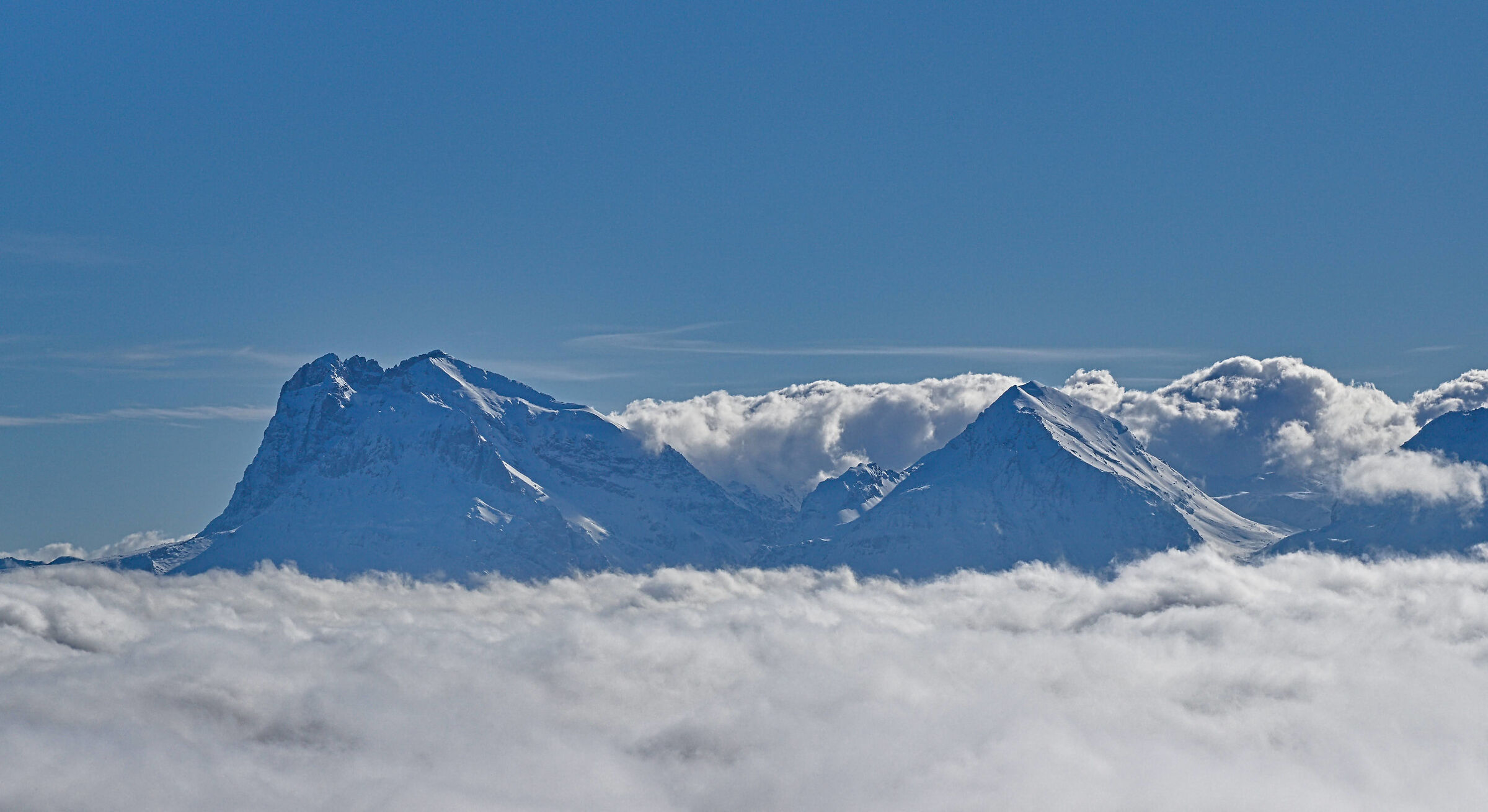 Il gigante che sovrasta le nuvole