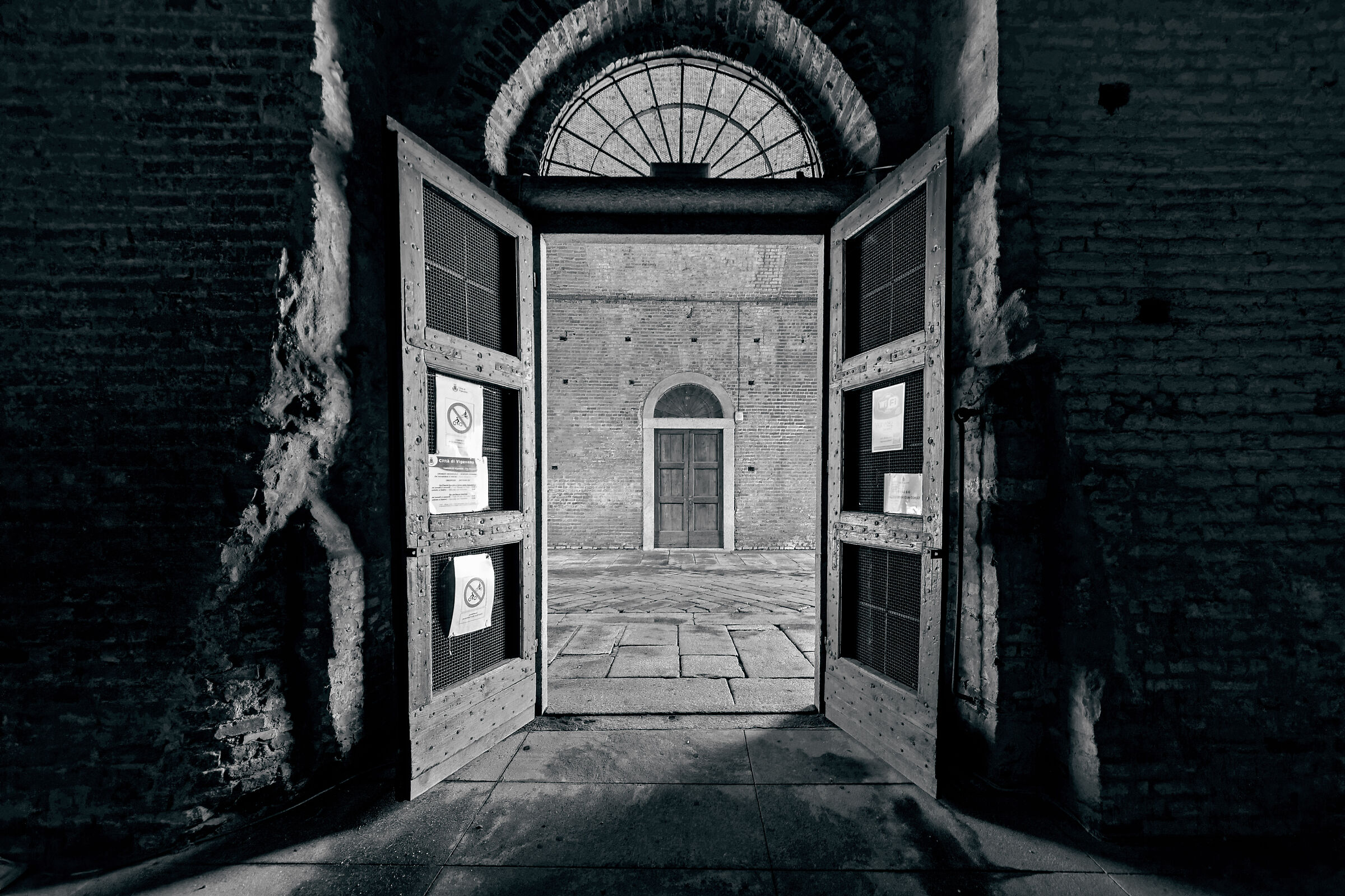 Non aprite quella porta B&W