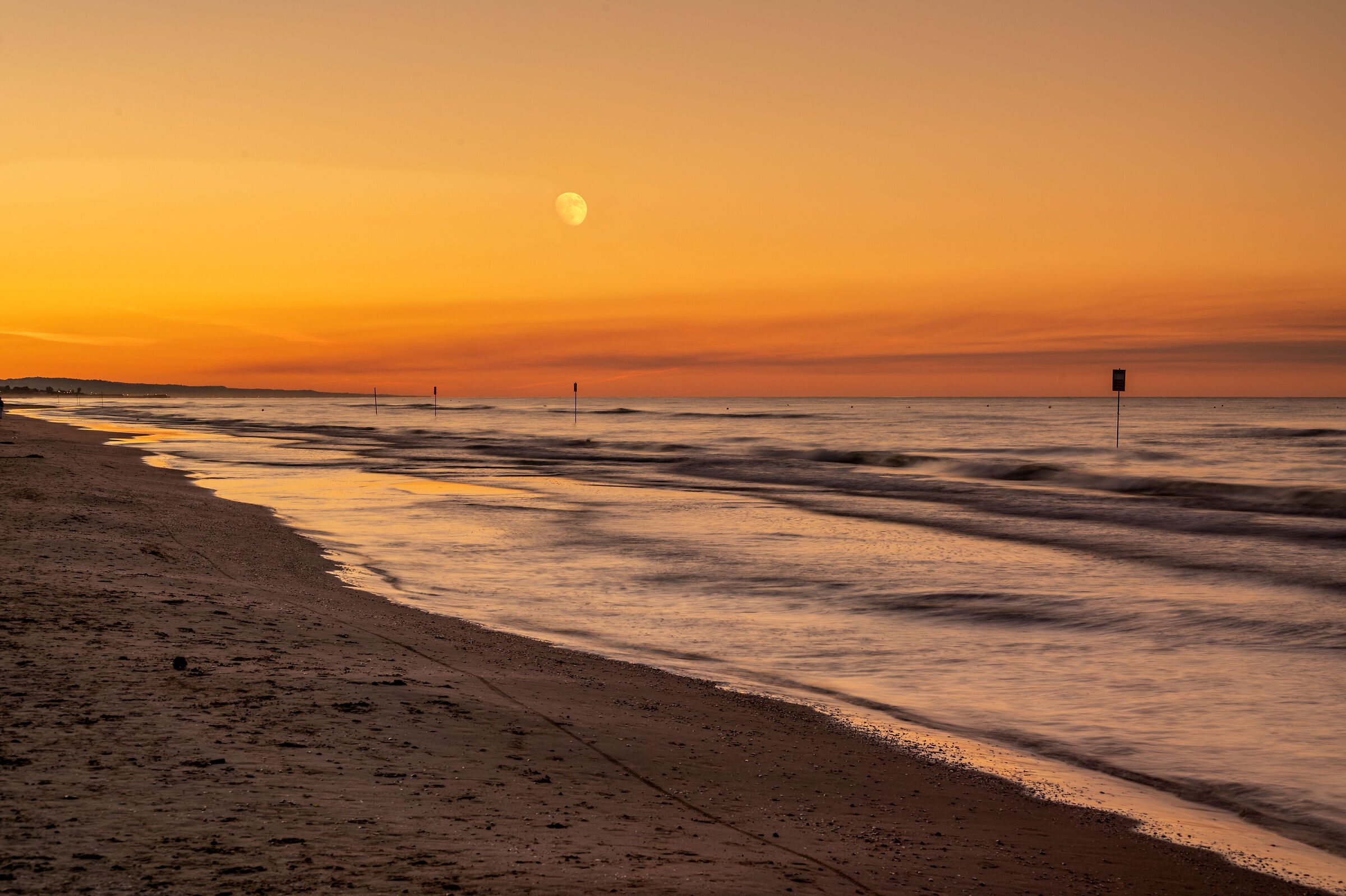 Il tramonto rende dorata la Luna