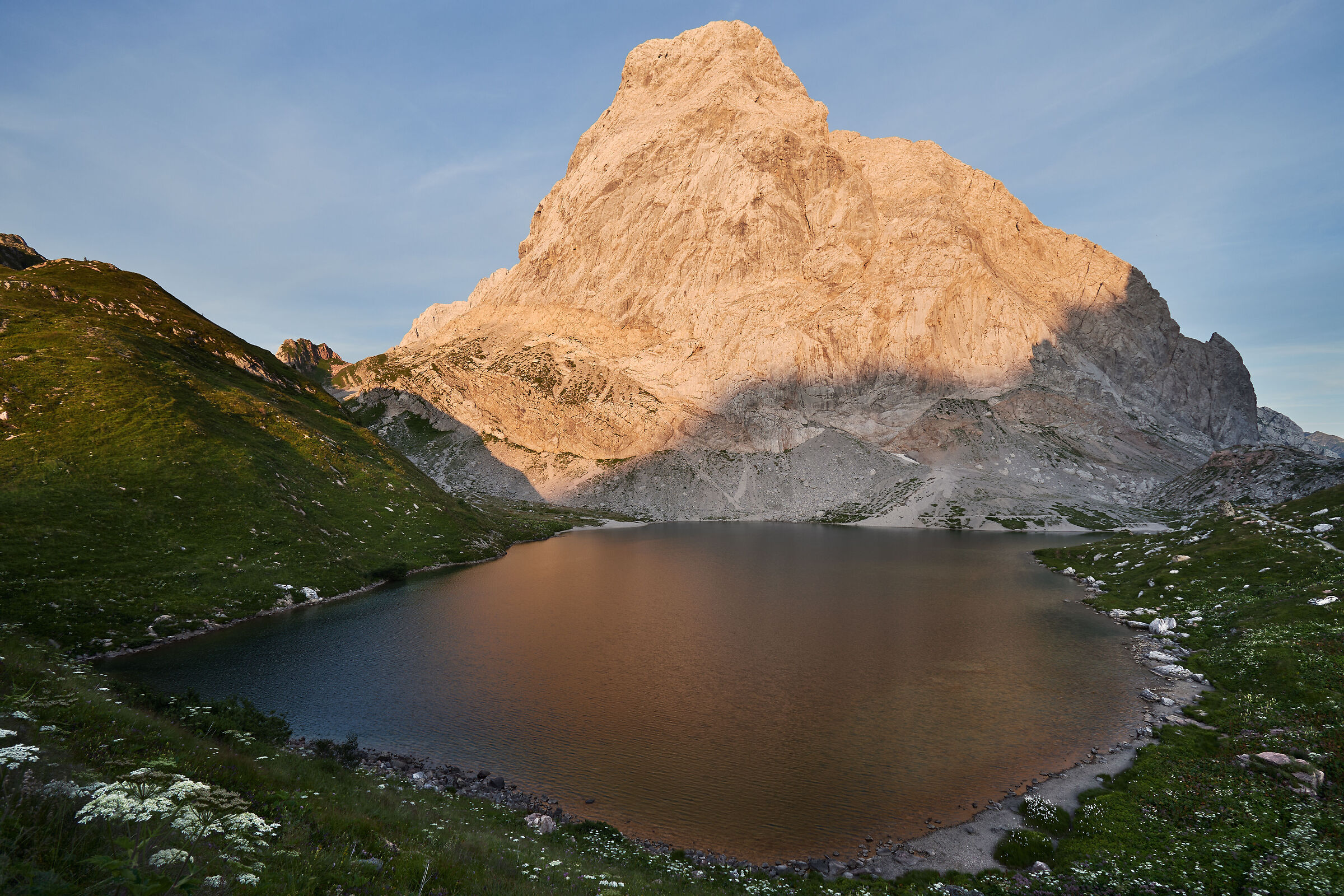 Cima Lastron del lago riflesso sul Lago Volaja
