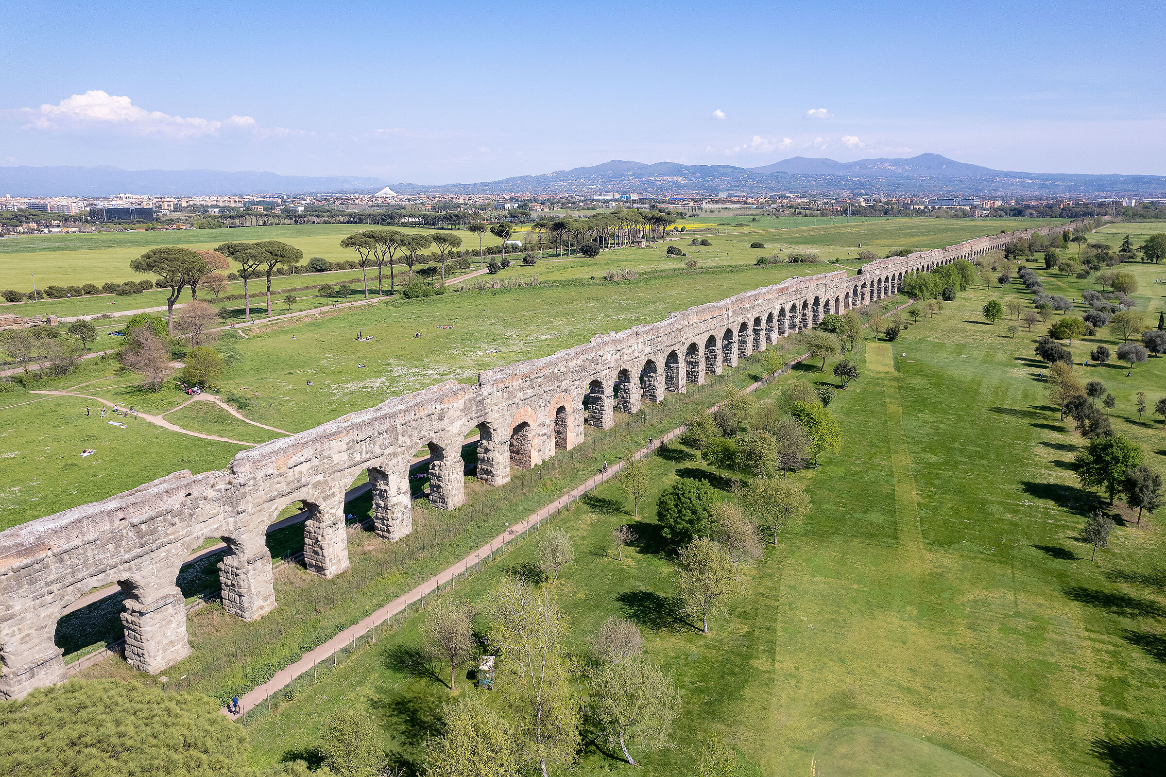The aqueduct and the Alban Hills