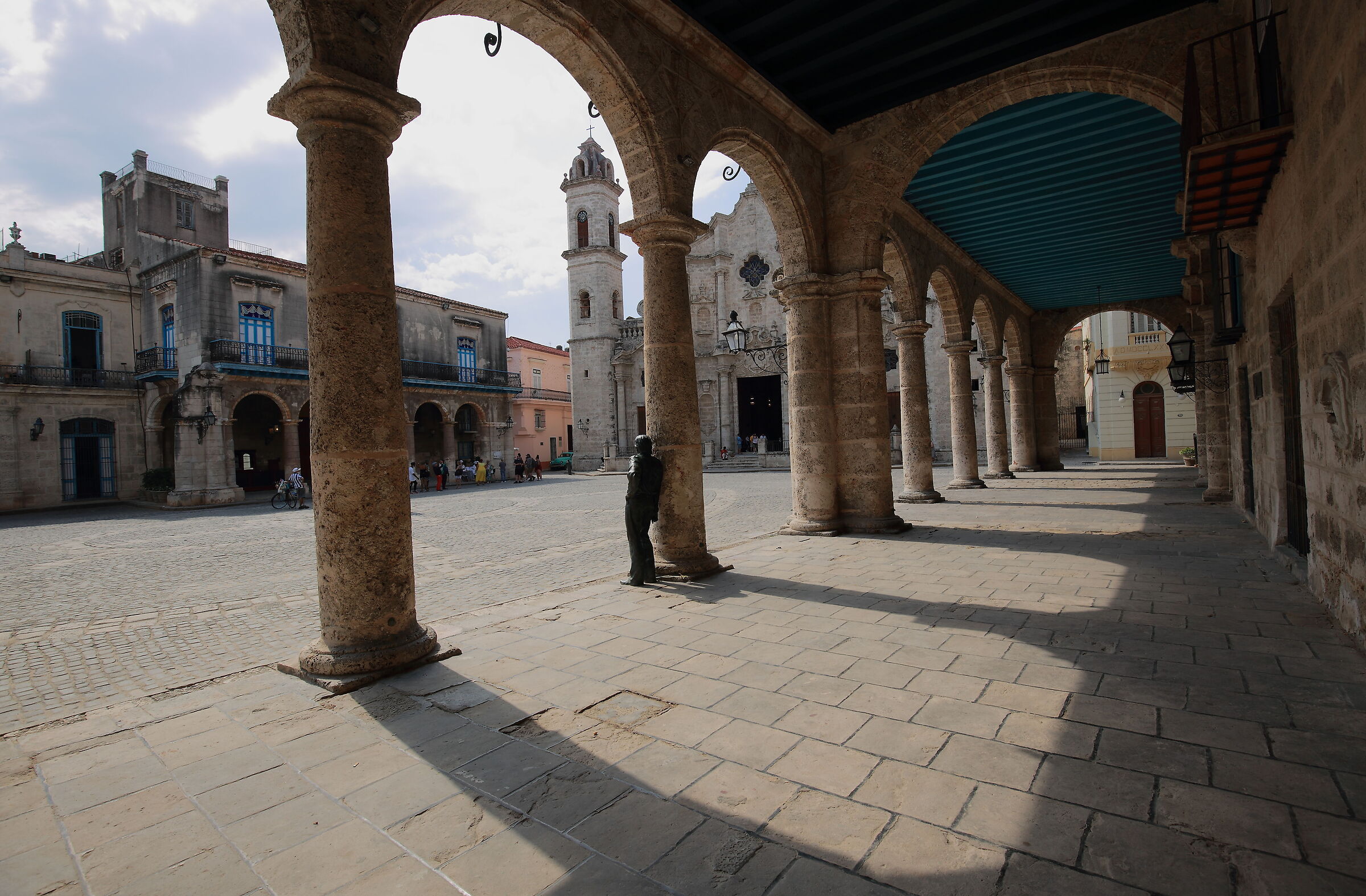 Observing Plaza de la Catedral
