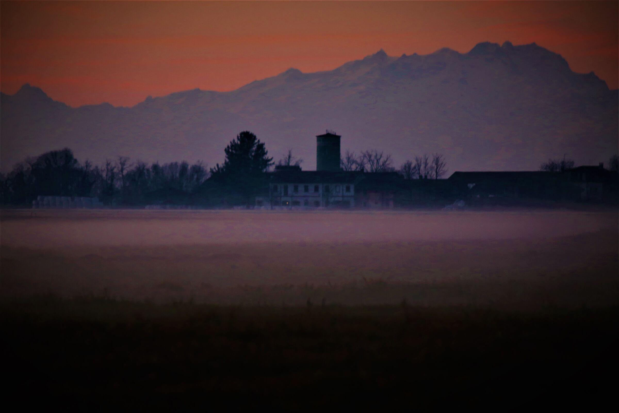 cala il tramonto, sale la nebbia