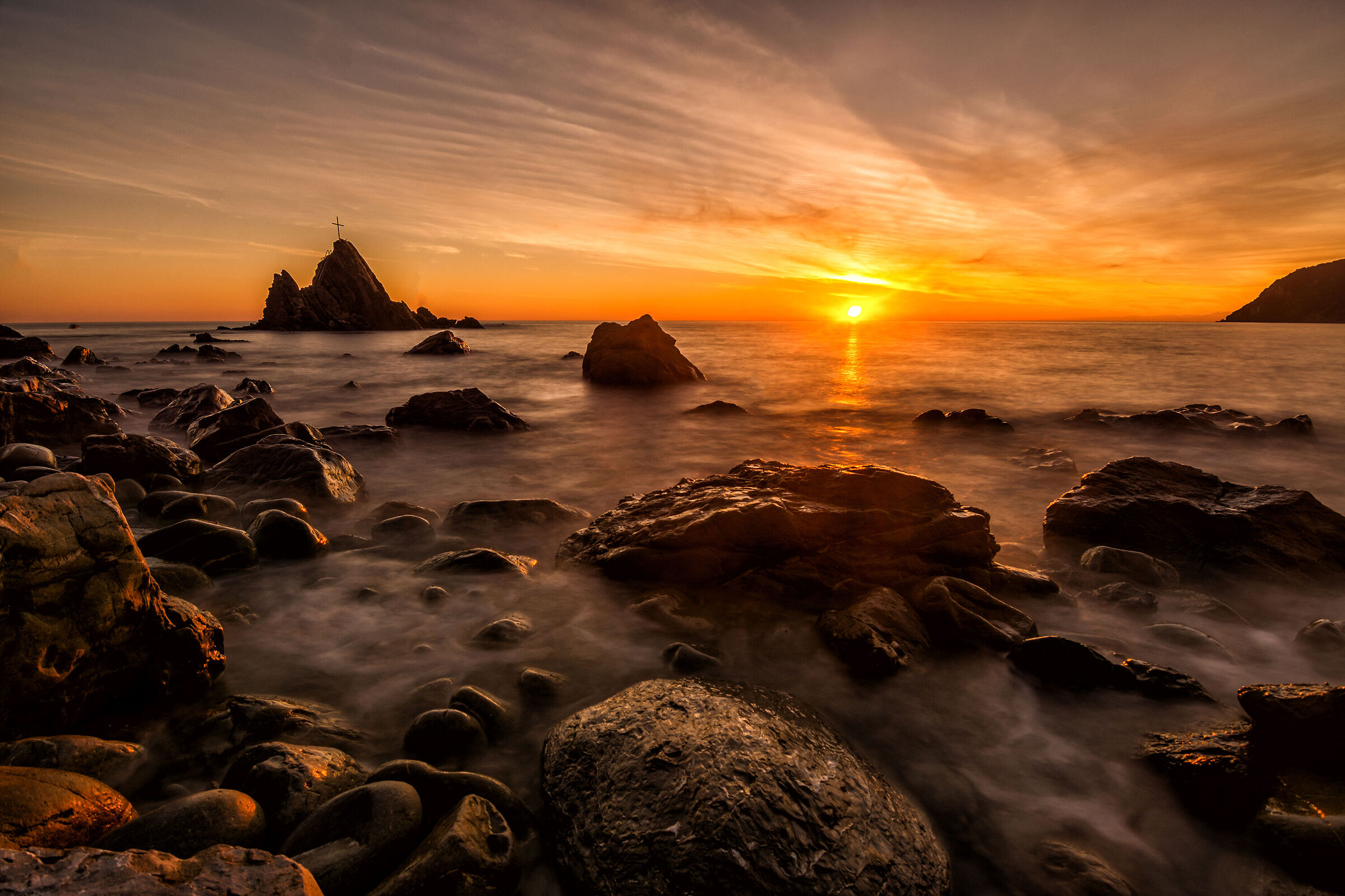 A sunset among the rocks