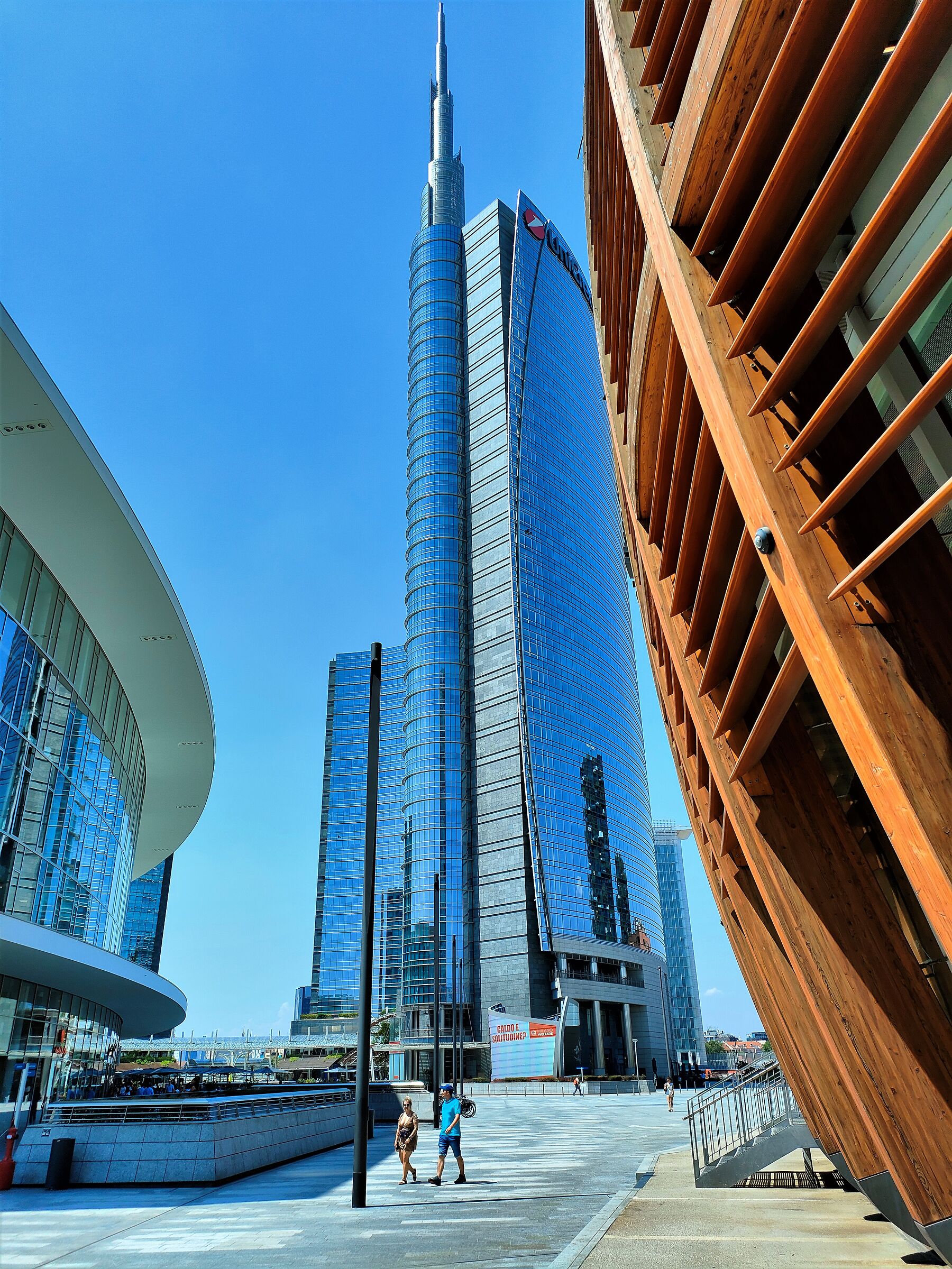 sguardo verso l' alto dalla piazza Gae Aulenti