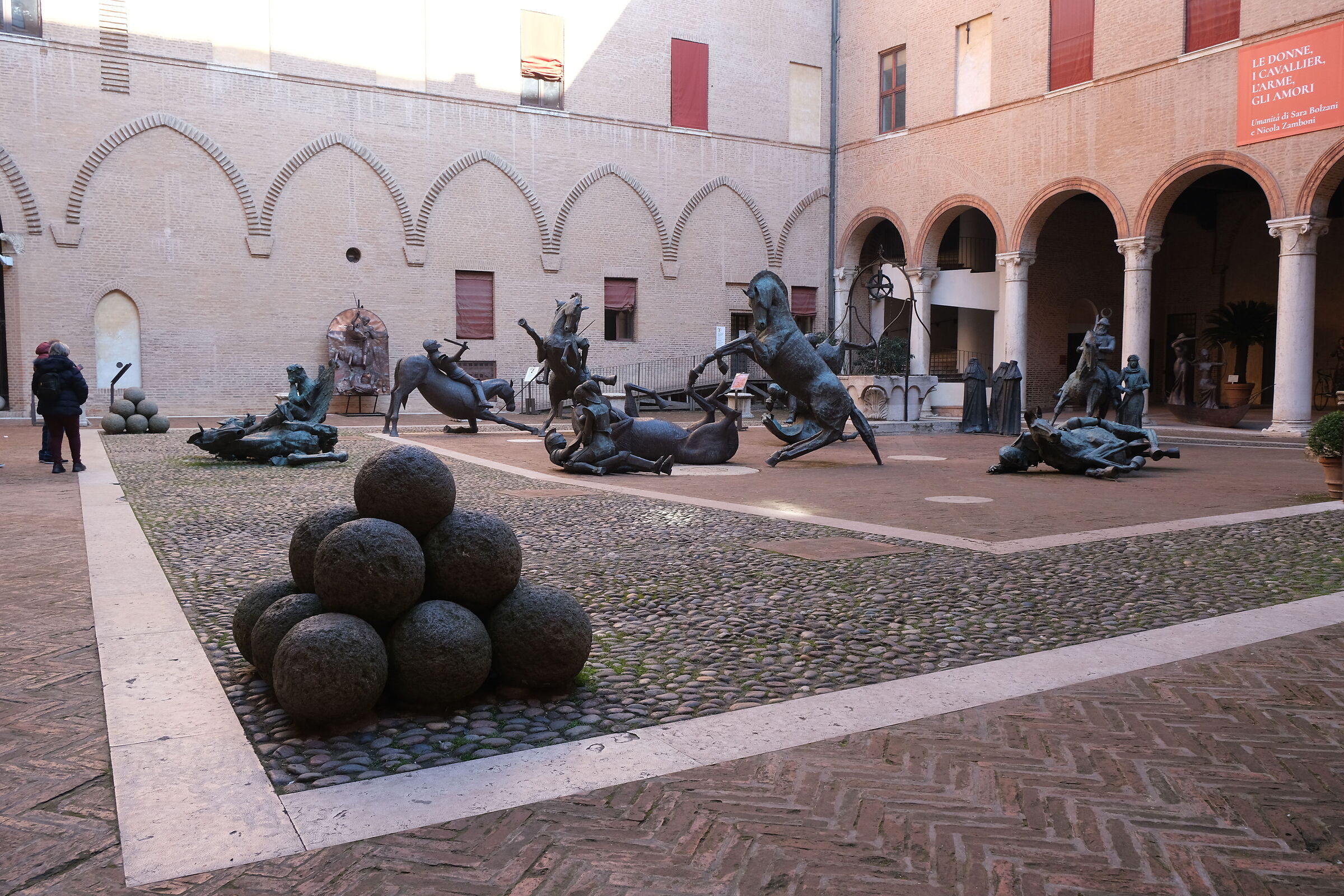Ferrara statue palazzo 1