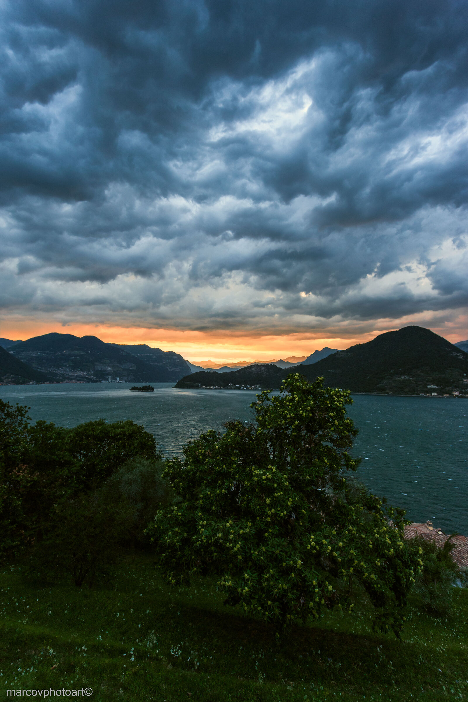Cielo temporalesco, sopra il lago d'Iseo
