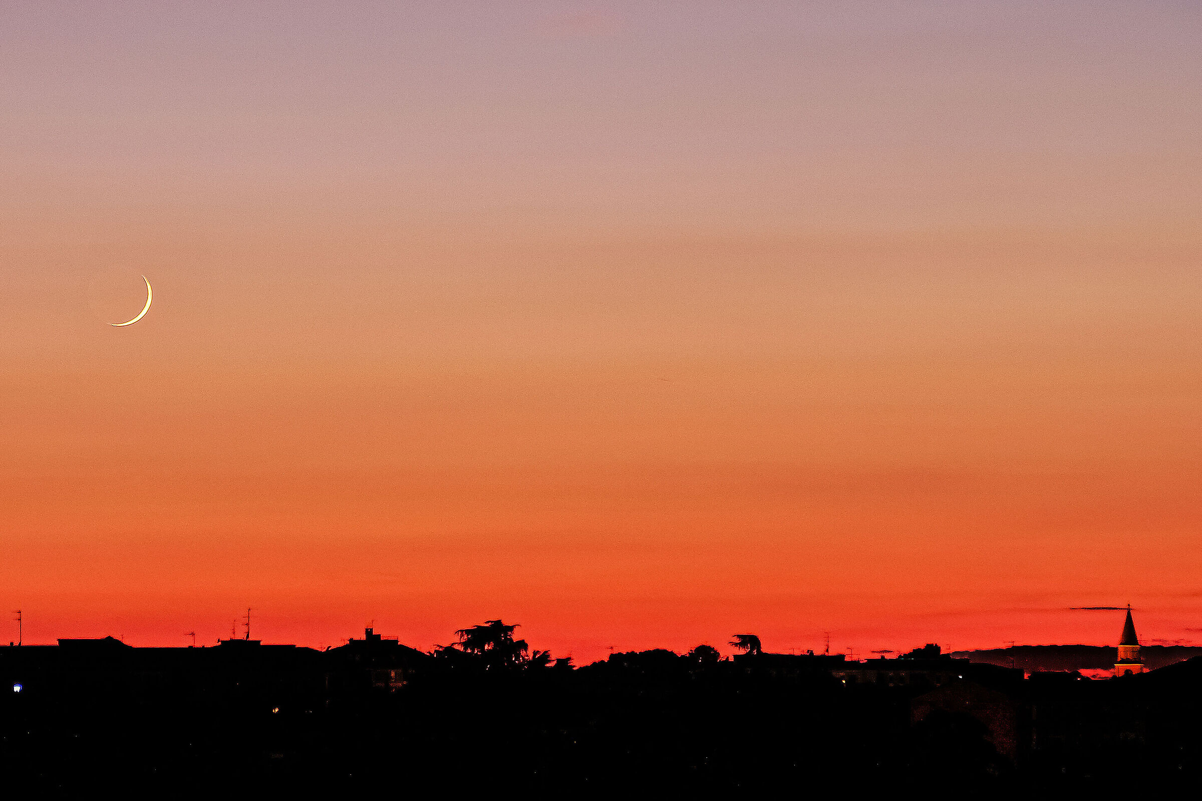 Luna calante dopo il tramonto