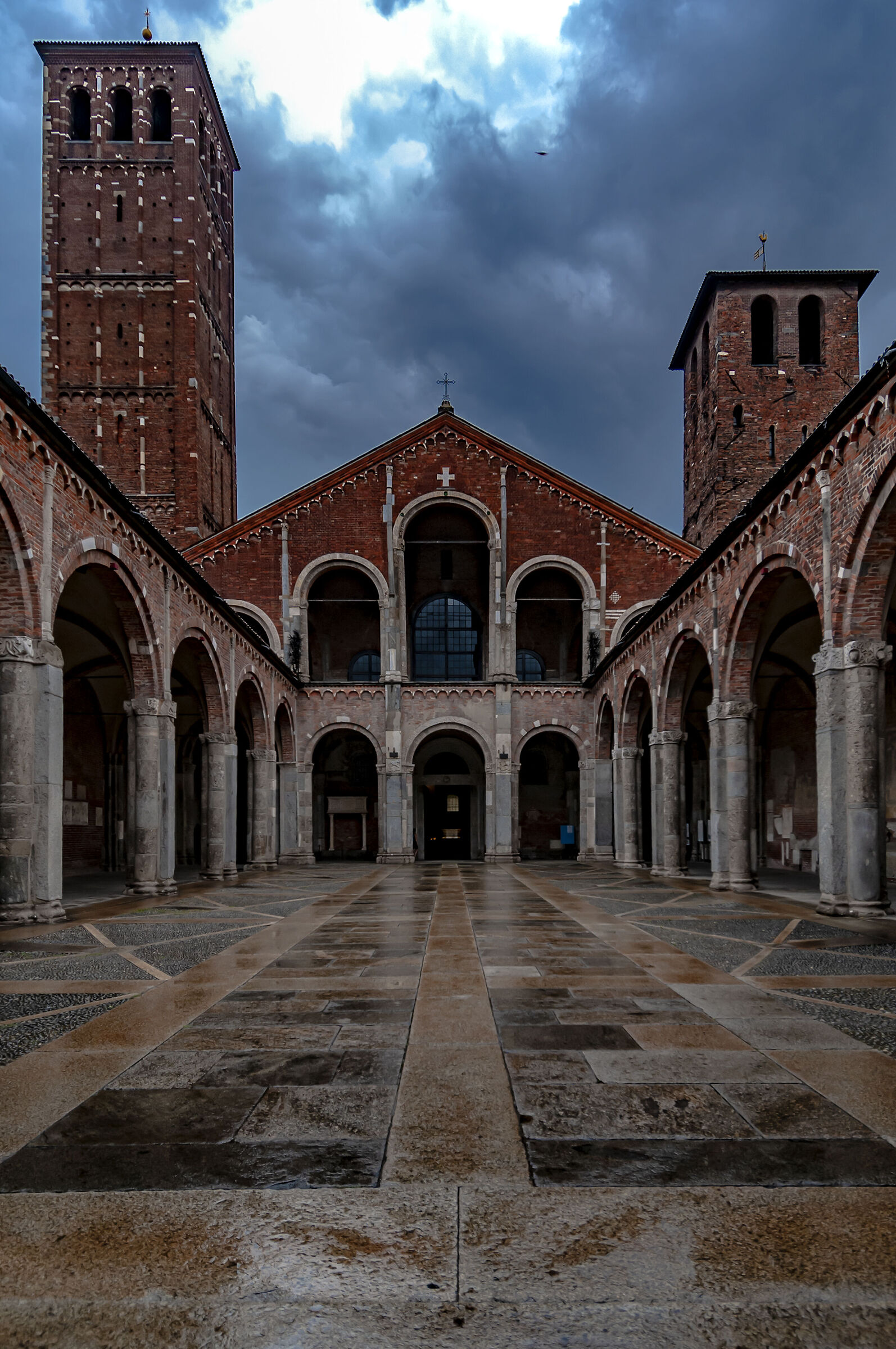 la facciata di Sant'Ambrogio