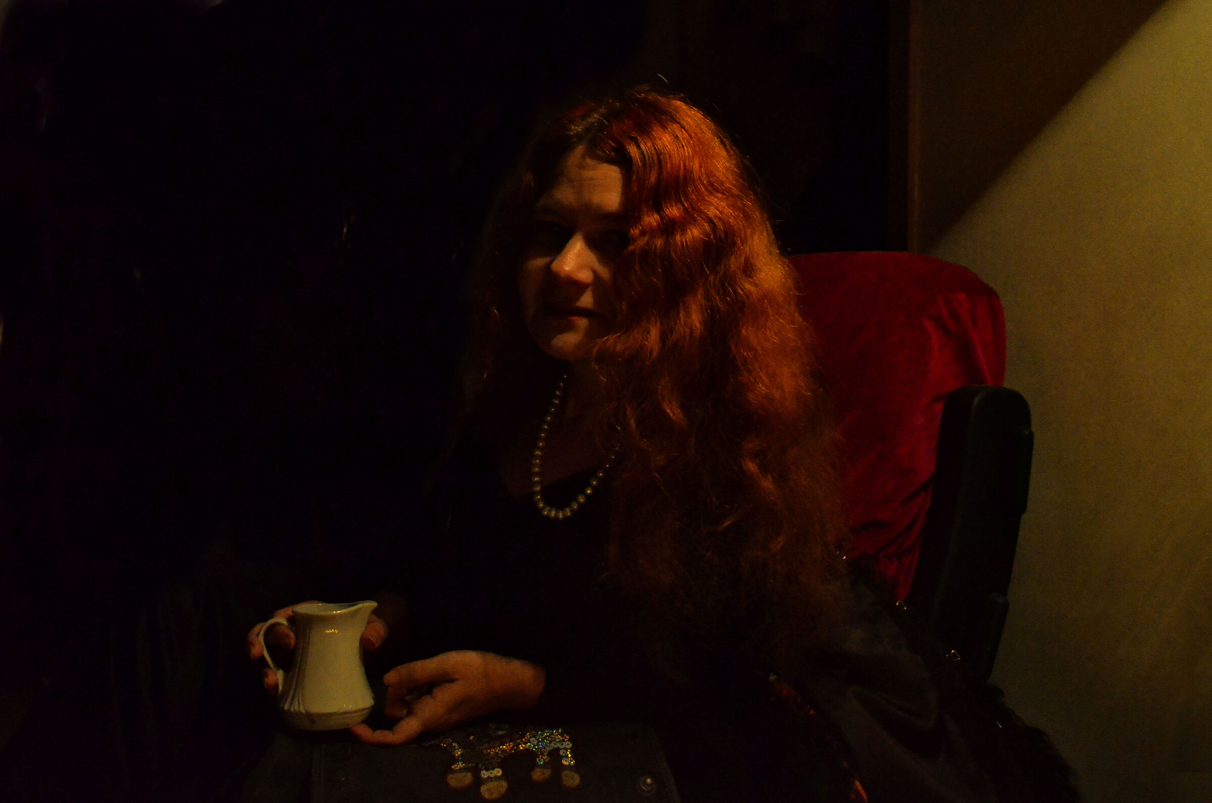 la piccola tazza di latte bianco