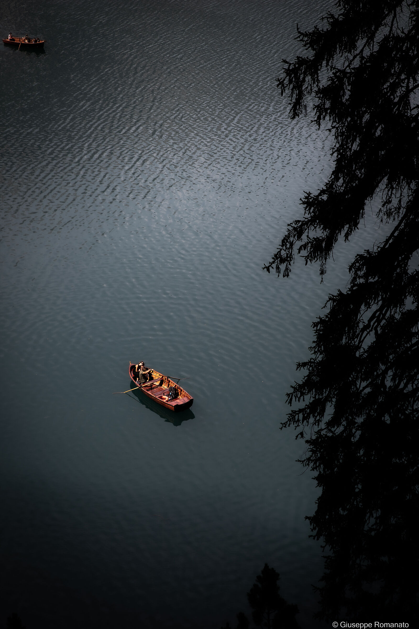 Barca nel Lago di Braies