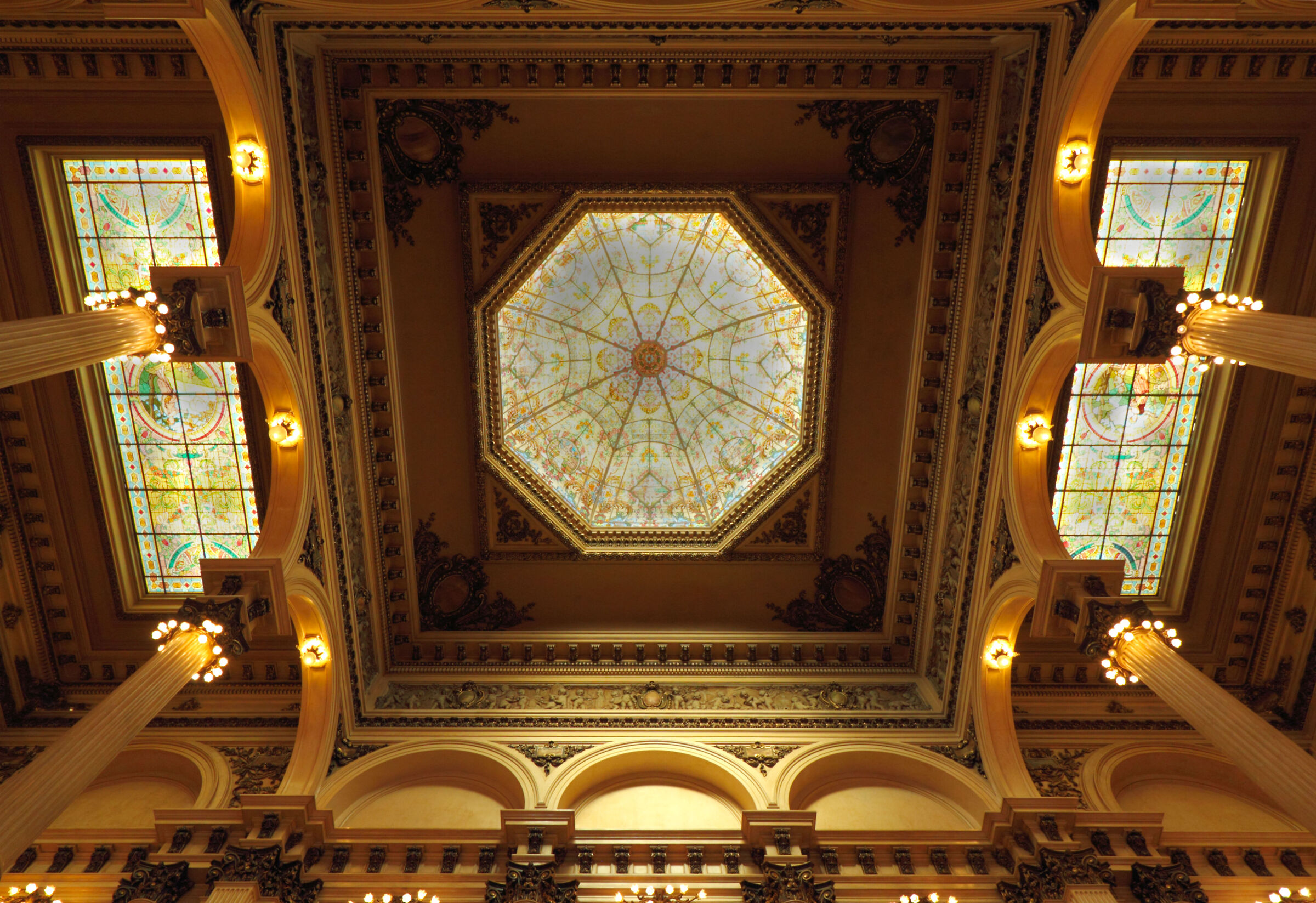 Cupola e lucernari del foyer del Teatro Colòn
