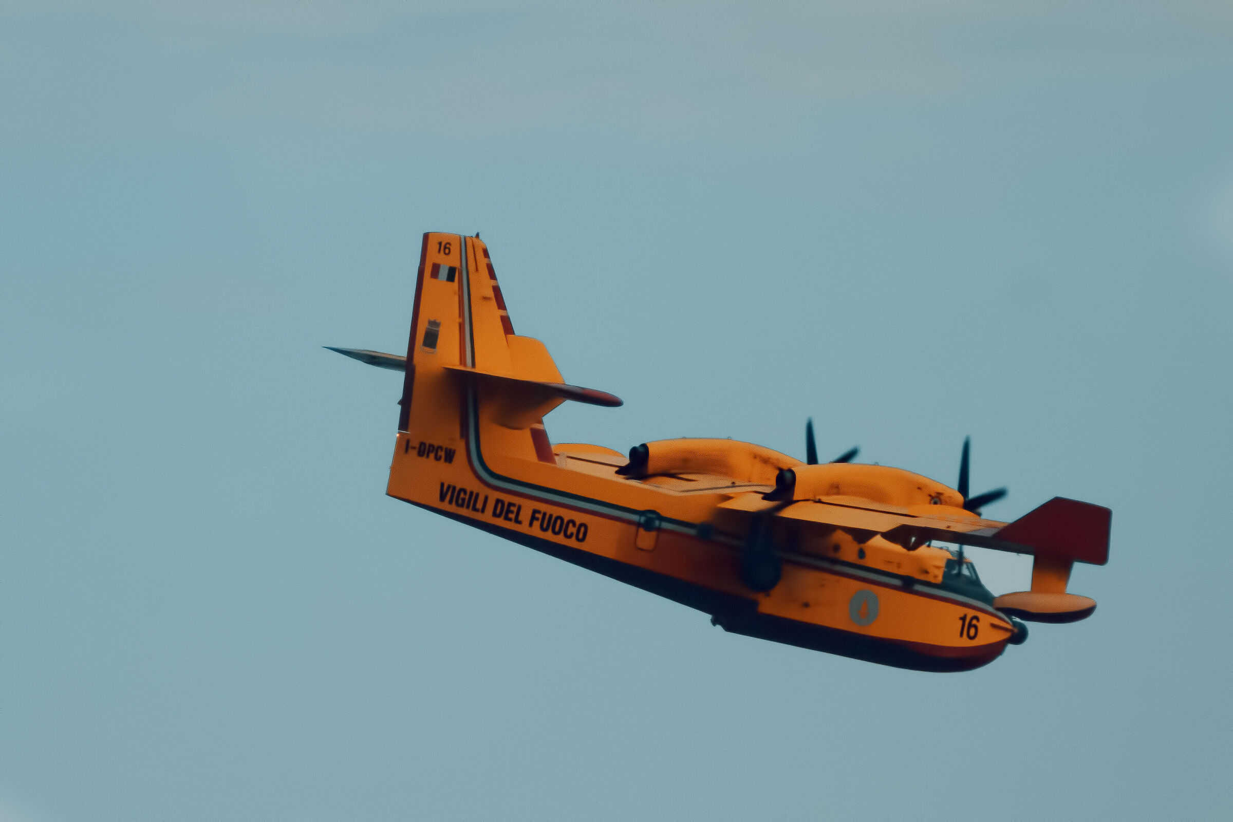 Canadair in action on the Tyrrhenian coast.