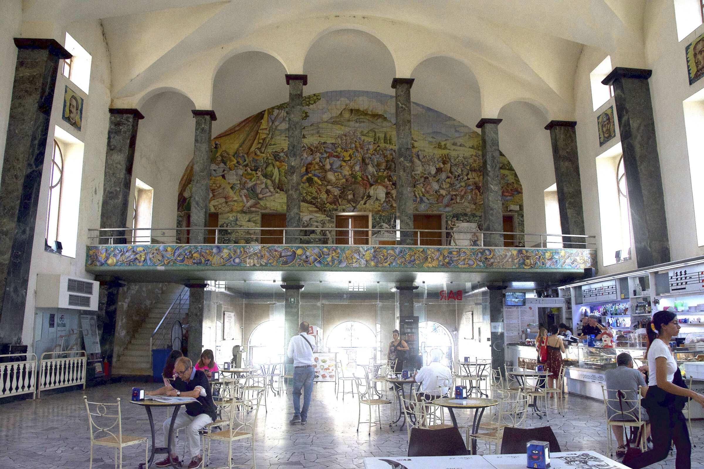 HISTORIC CAFÉ IN THE SQUARE