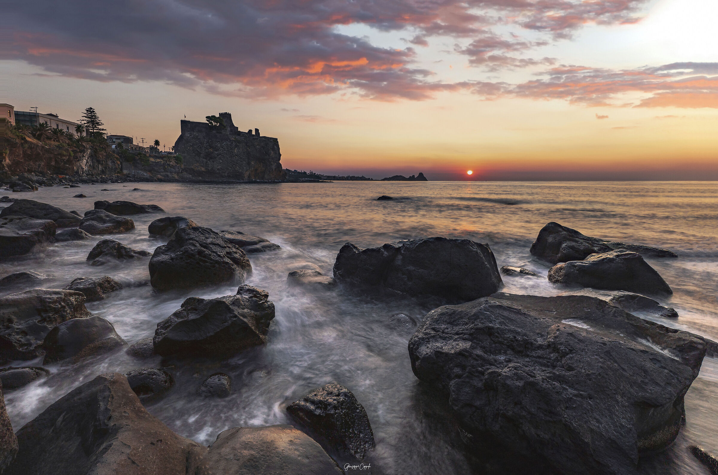 Alba estiva in quel di Aci Castello.