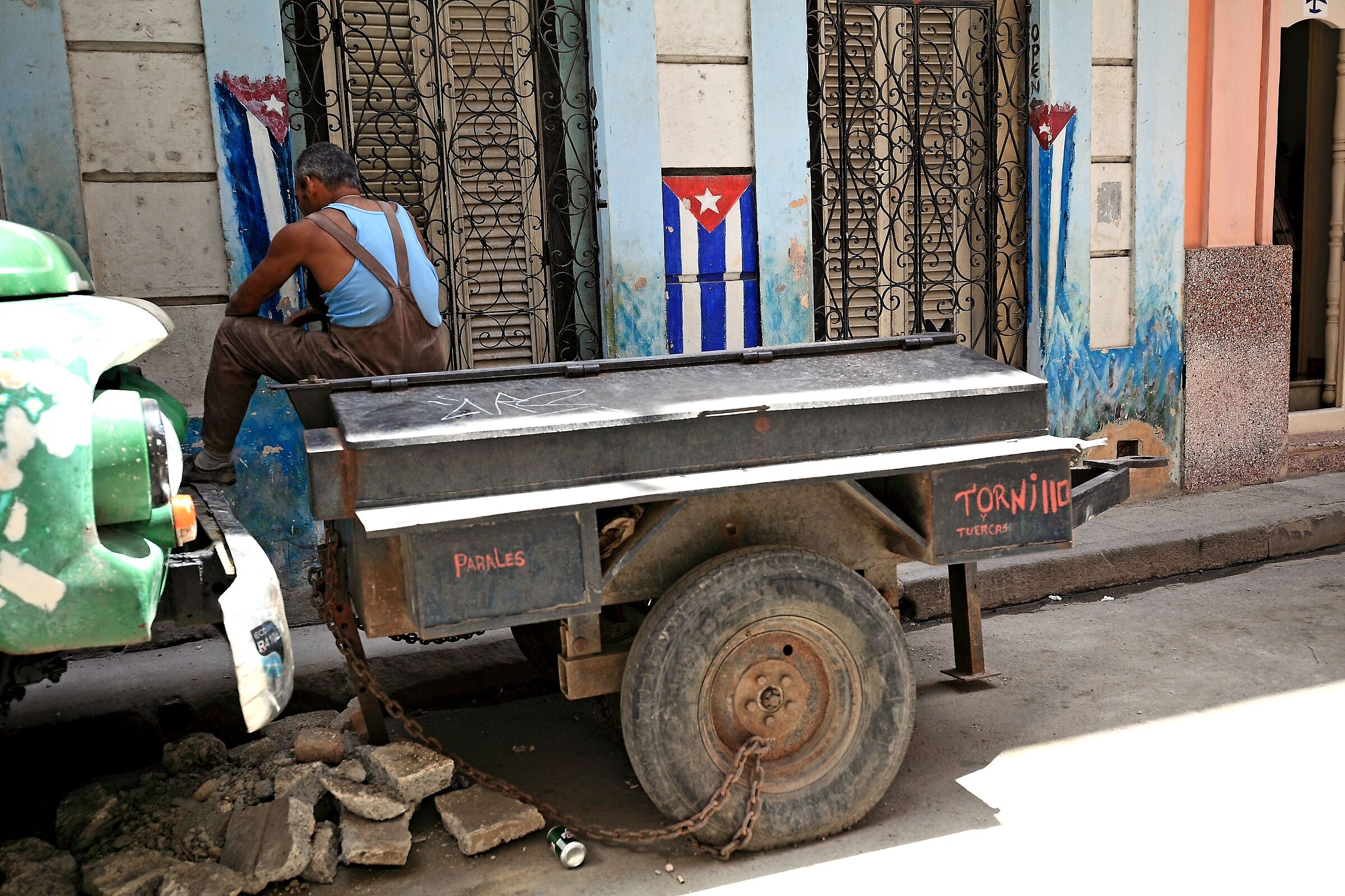 Tornillo y tuercas y parales