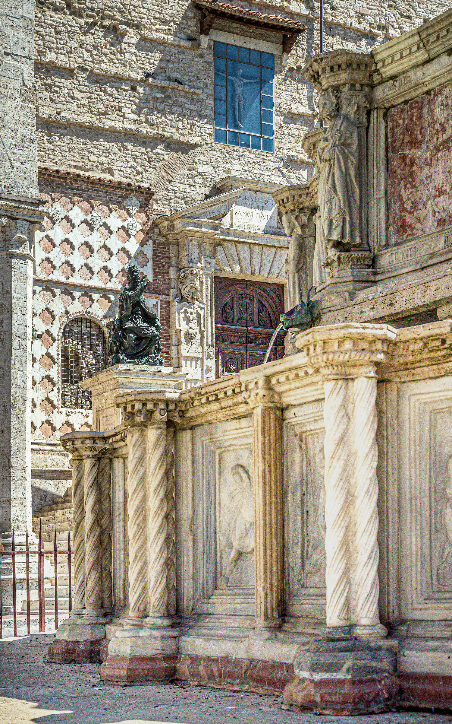 dettaglio 03 Piazza IV Novembre Perugia