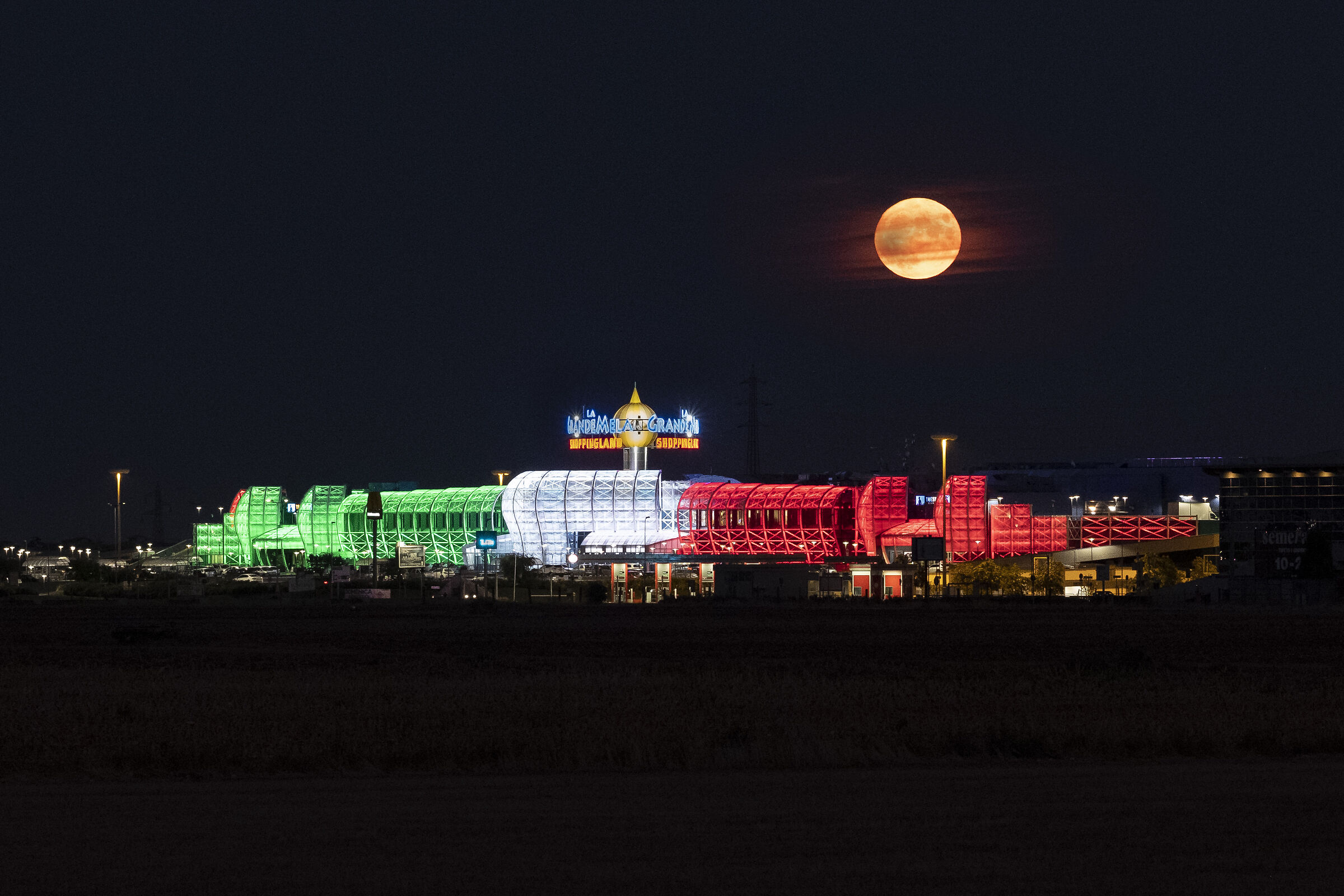 La Grande Mela by Night