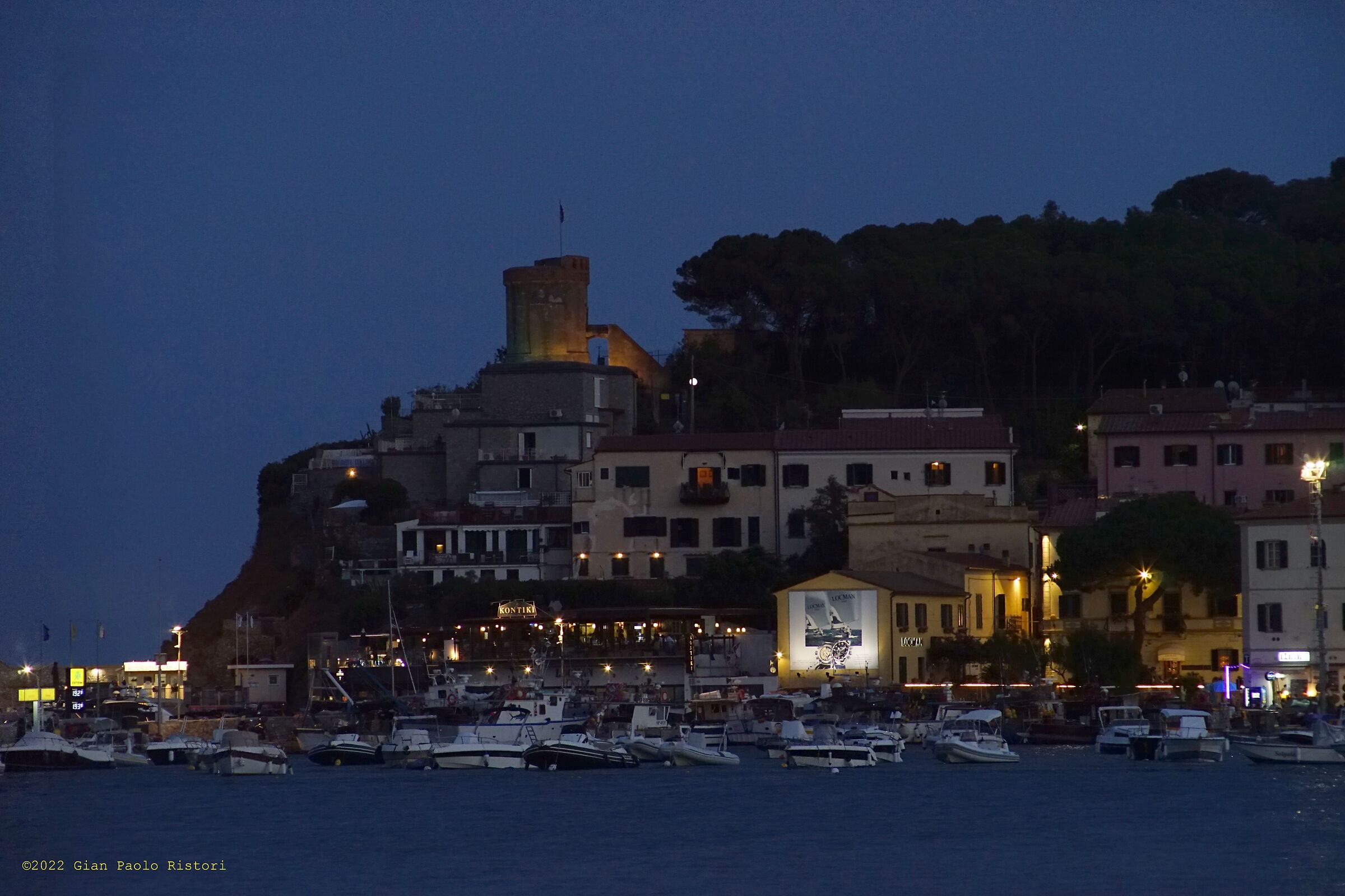 all'imbrunire a campo nell'elba
